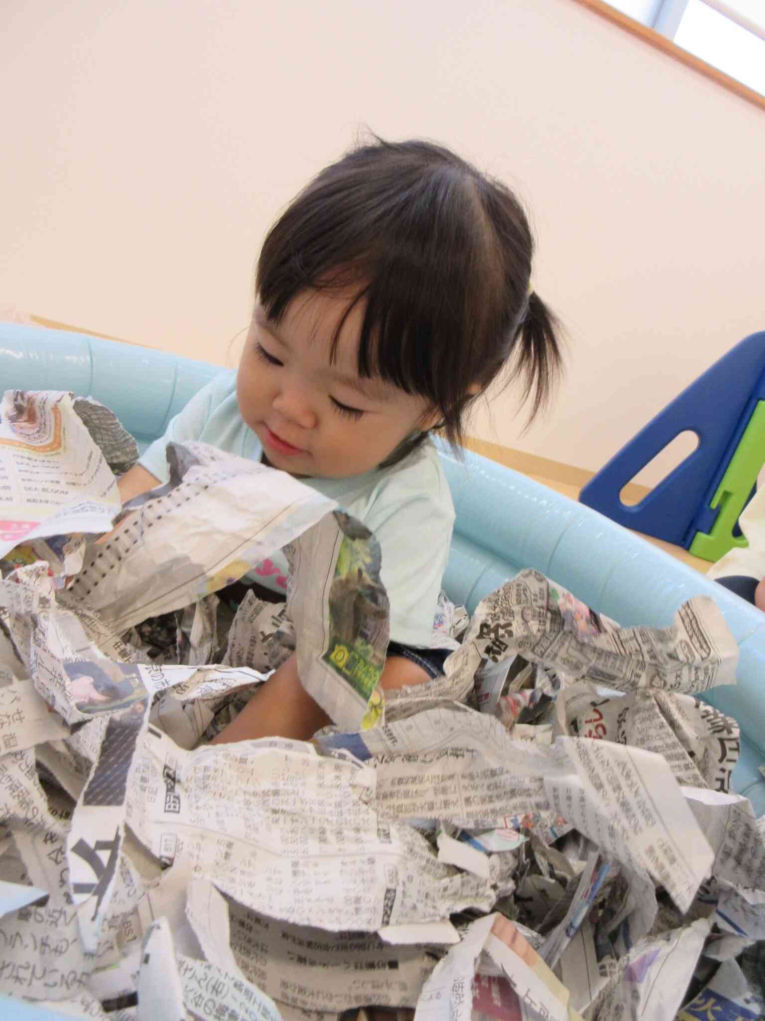 プールの奥に手を入れて感触を確かめるEちゃん。