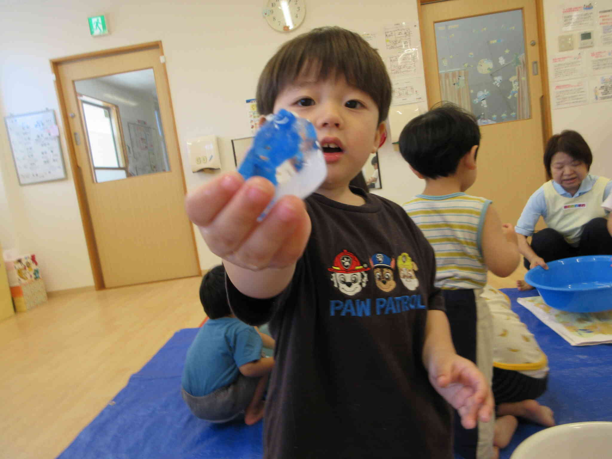 青い金魚が入っていたよ！とSくん