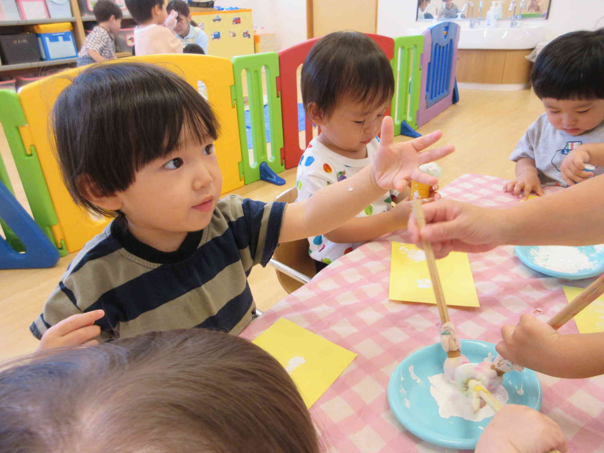 「ちょっと、うでについちゃった．．．」困っていることを先生に伝えているAくん。