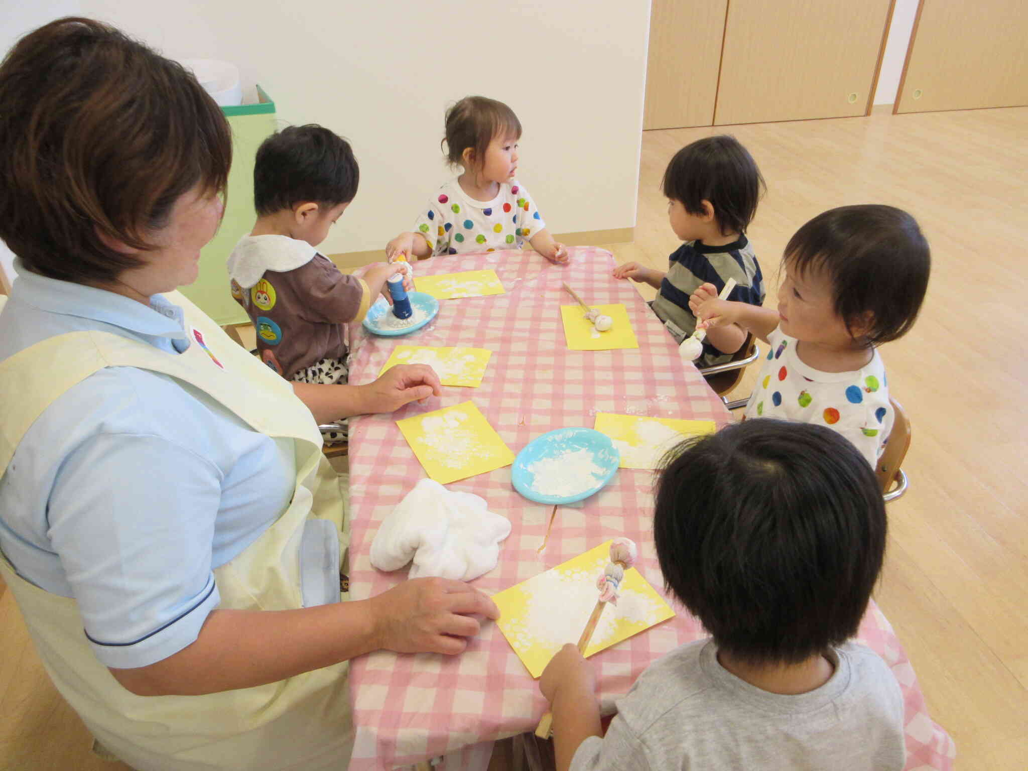 みんなで同じテーブルで遊びました。お友だちの様子も見ながらマネしたり、観察しあっていた子どもたちです。