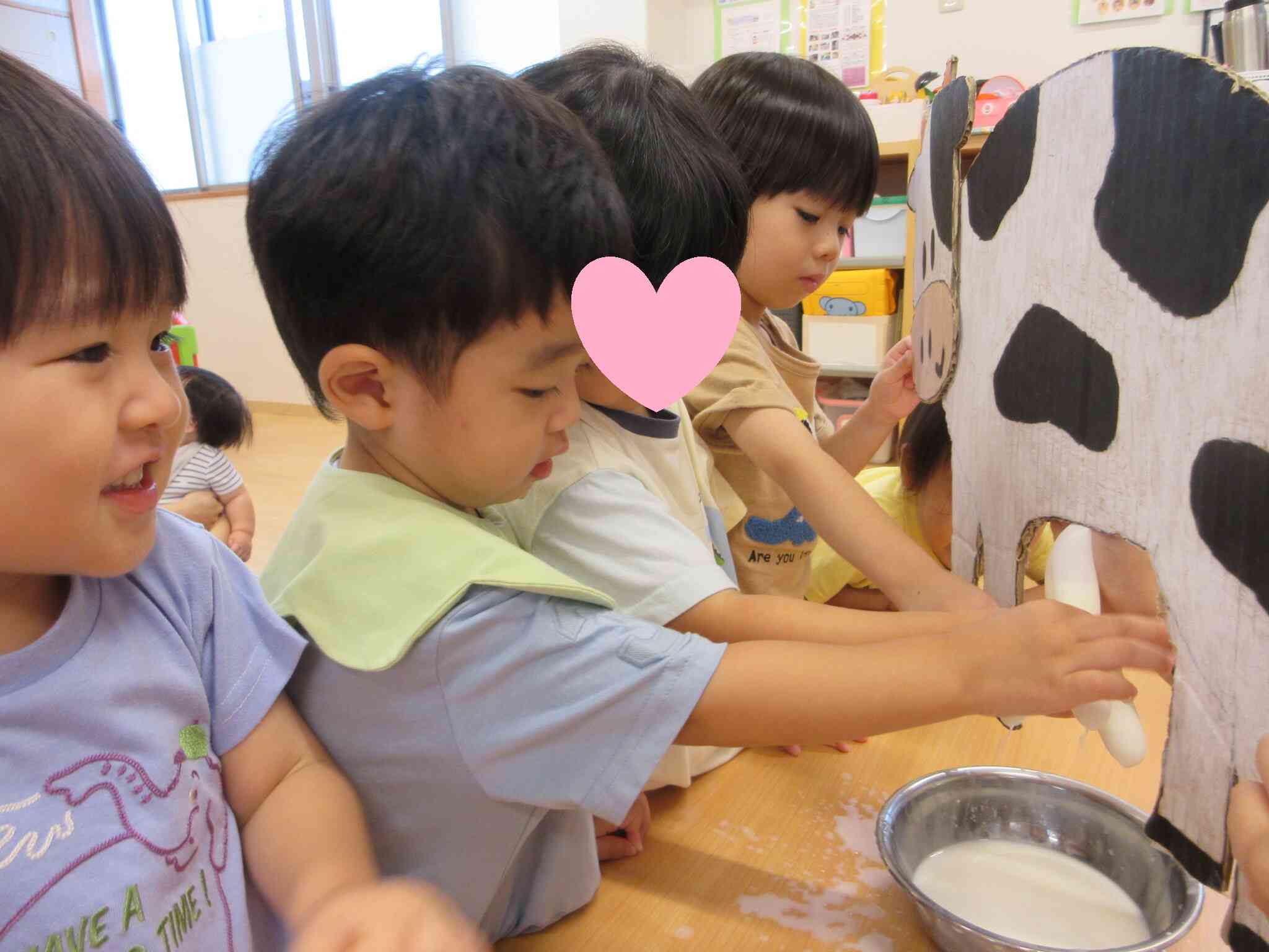 牛の乳しぼりに挑戦