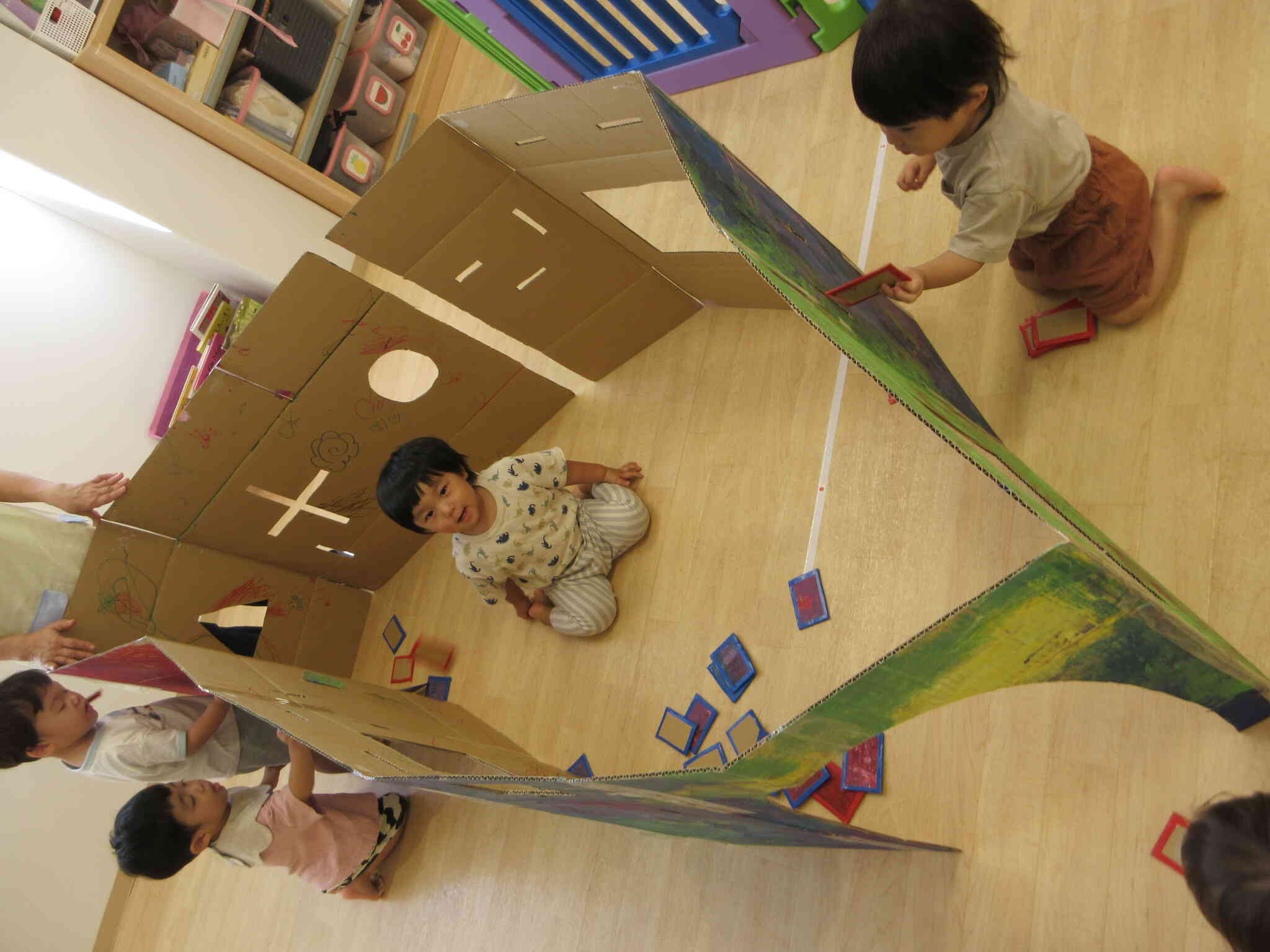 段ボールハウスで遊んだよ！（１歳児あひる組）