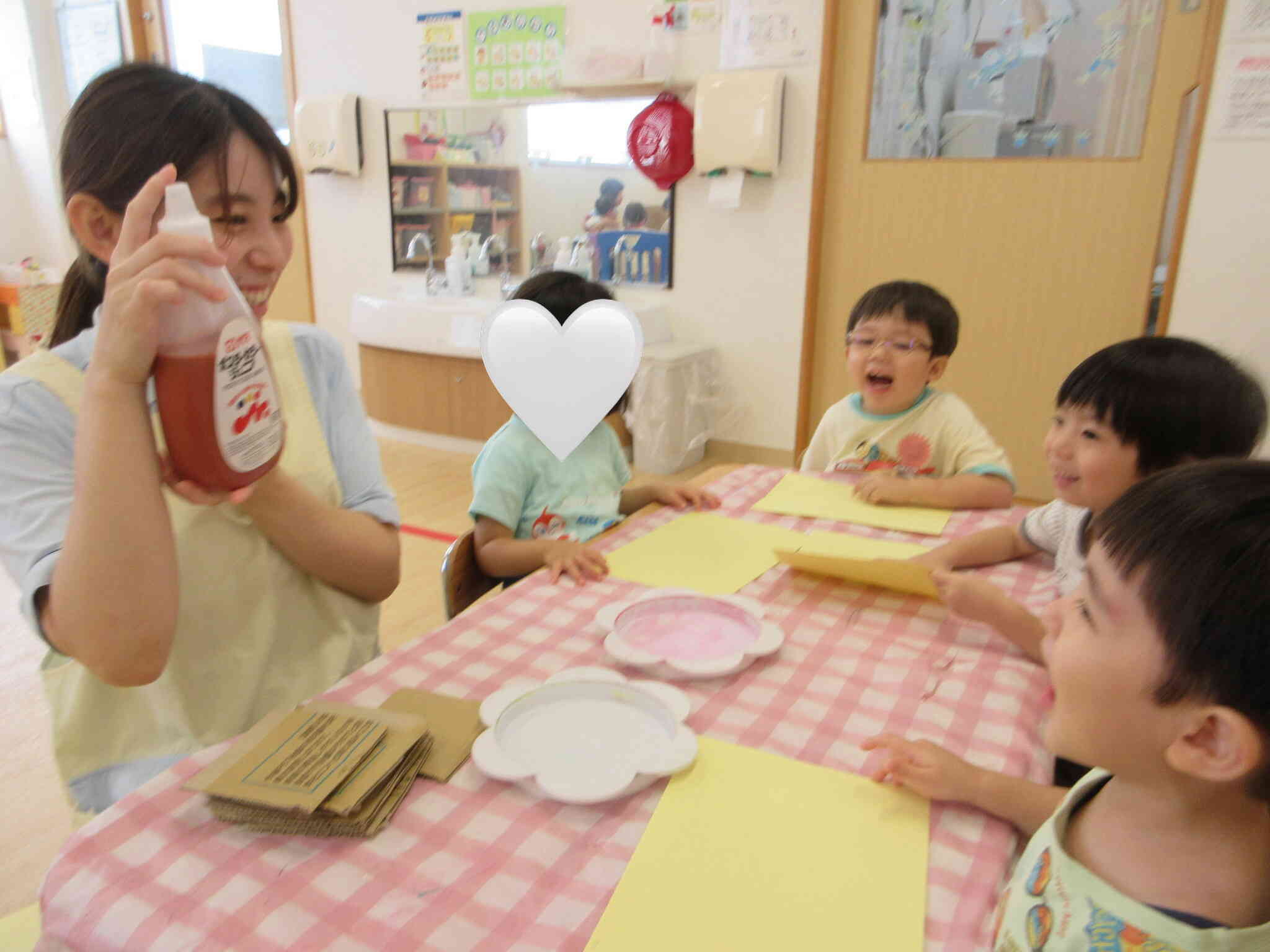 絵の具に興味津々なうさぎ組さん。