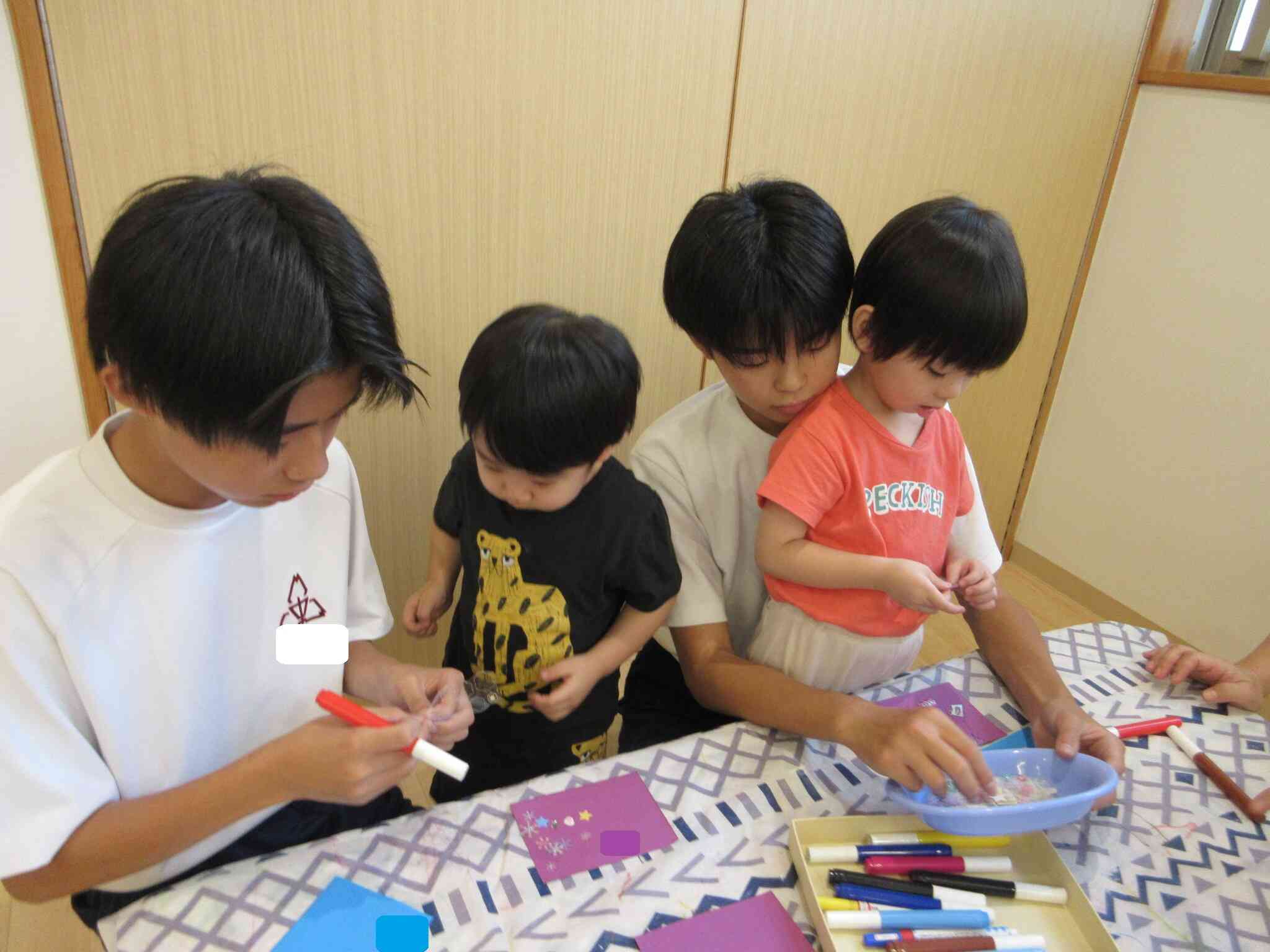一緒に名刺づくりをしたよ!「ぼくのお名前かいて」と上手にお願いしていたうさぎ組の子どもたちです。