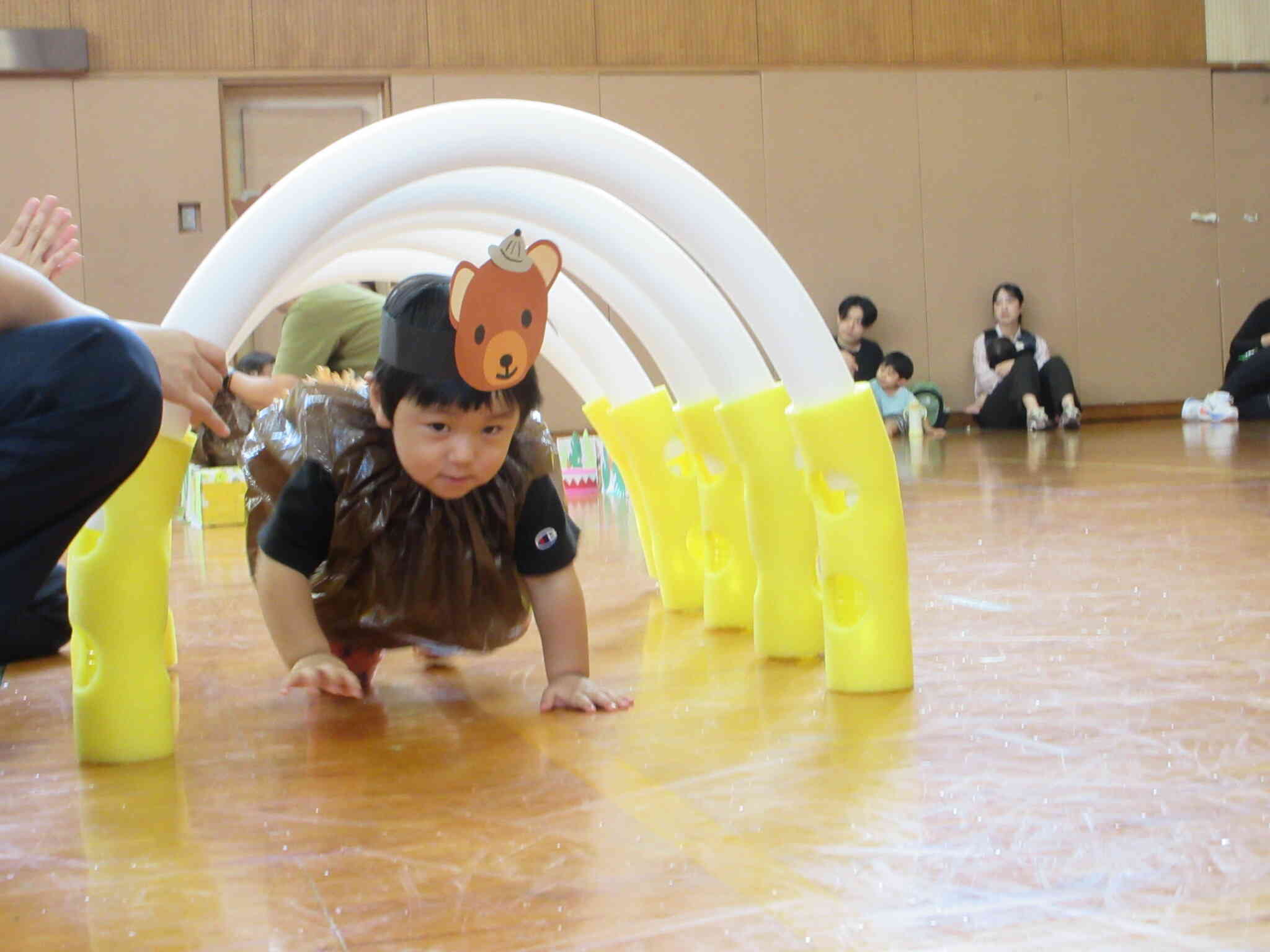 くまさんになりきって、トンネルをくぐっていくNくん。はやいはやい！