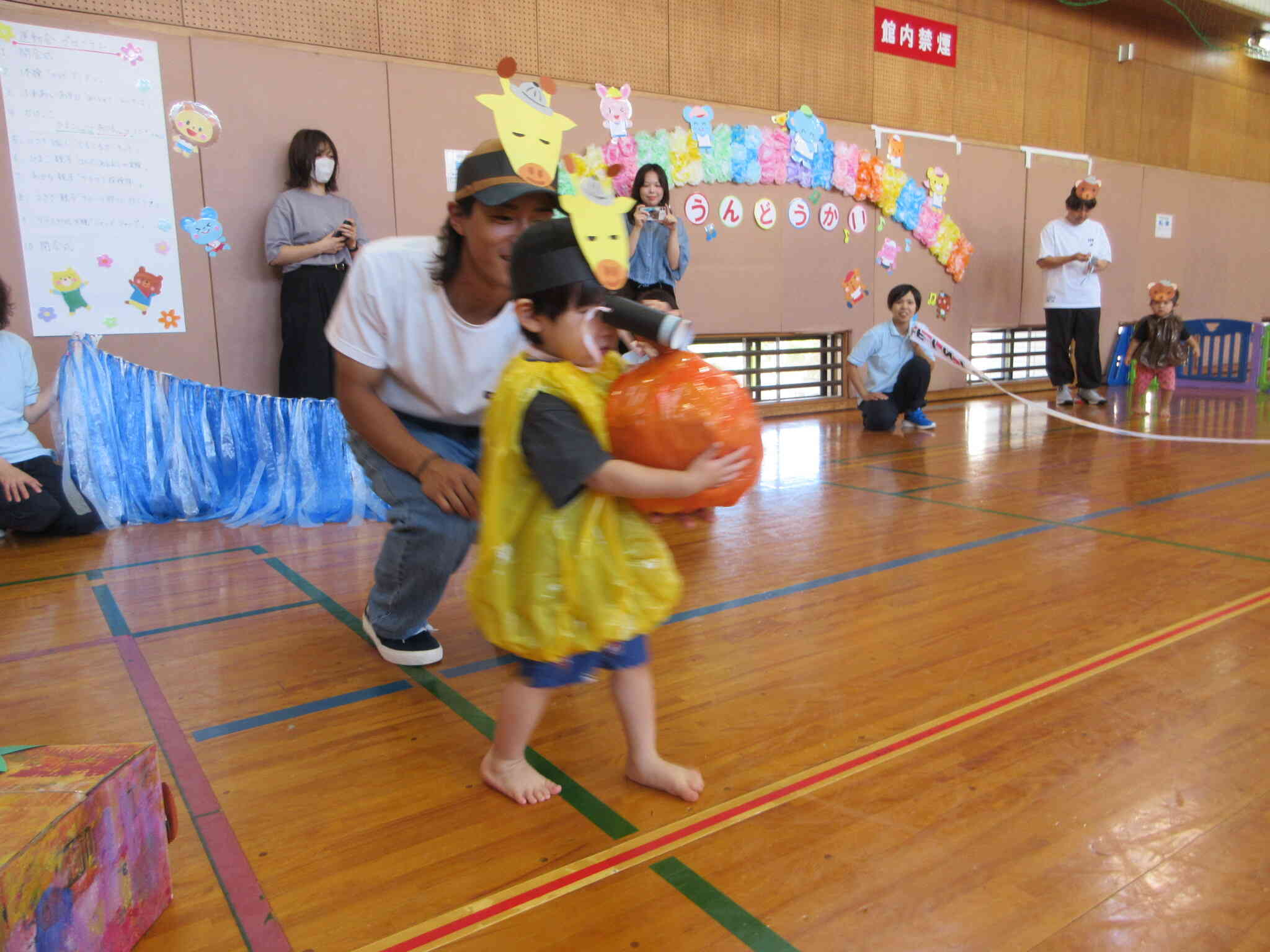 「ぼくの仲間はどこにいるのかな～」双眼鏡の中をじーっと見つめるAくん