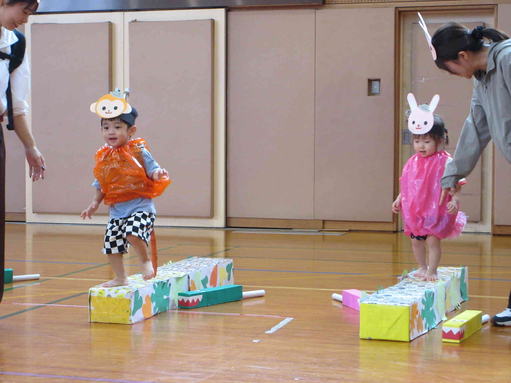 一本橋をすたすたと渡っていくTくんとRちゃん