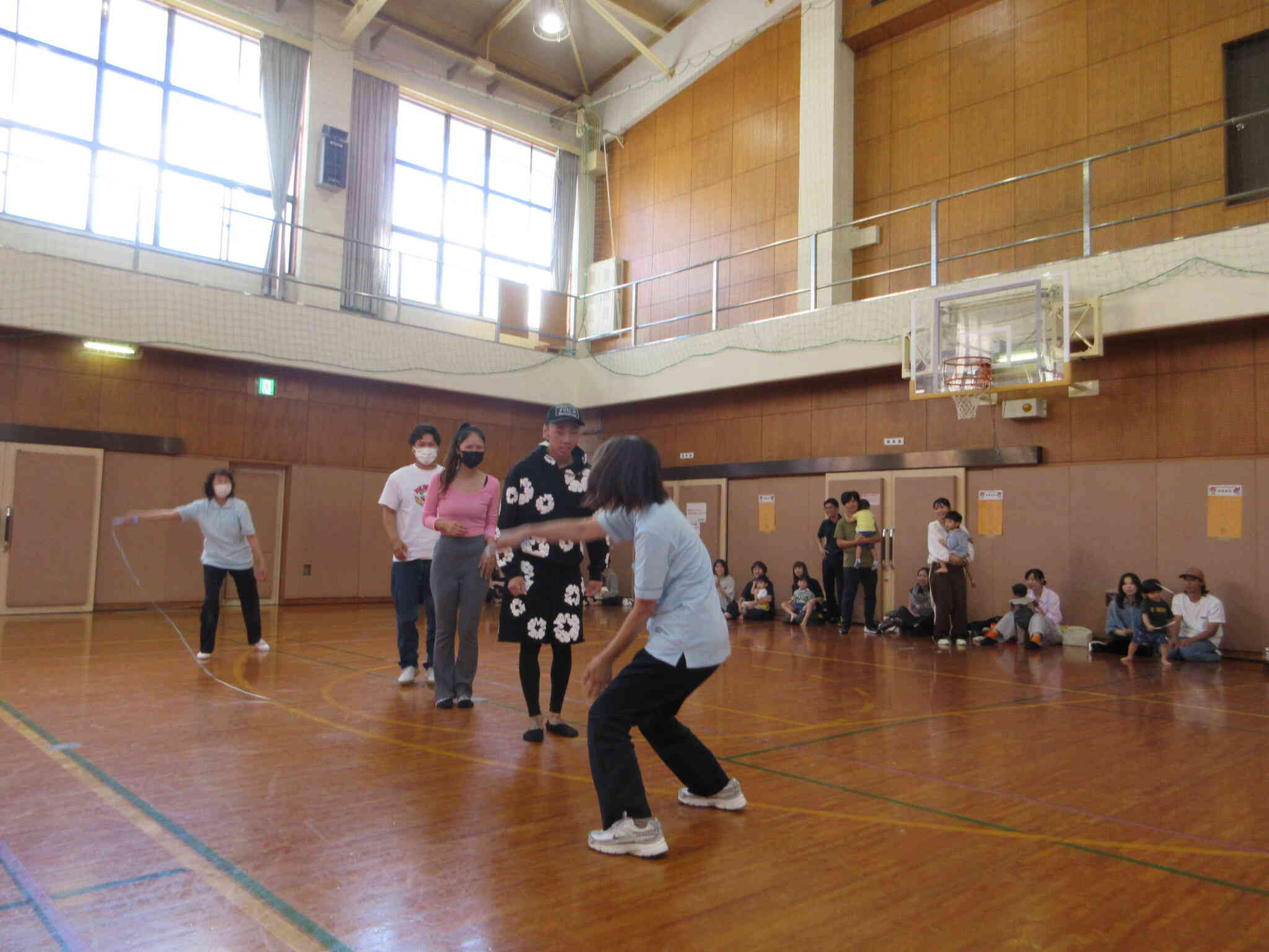 ひよこぐみチームは職員も参加し協力して跳びましたよ。