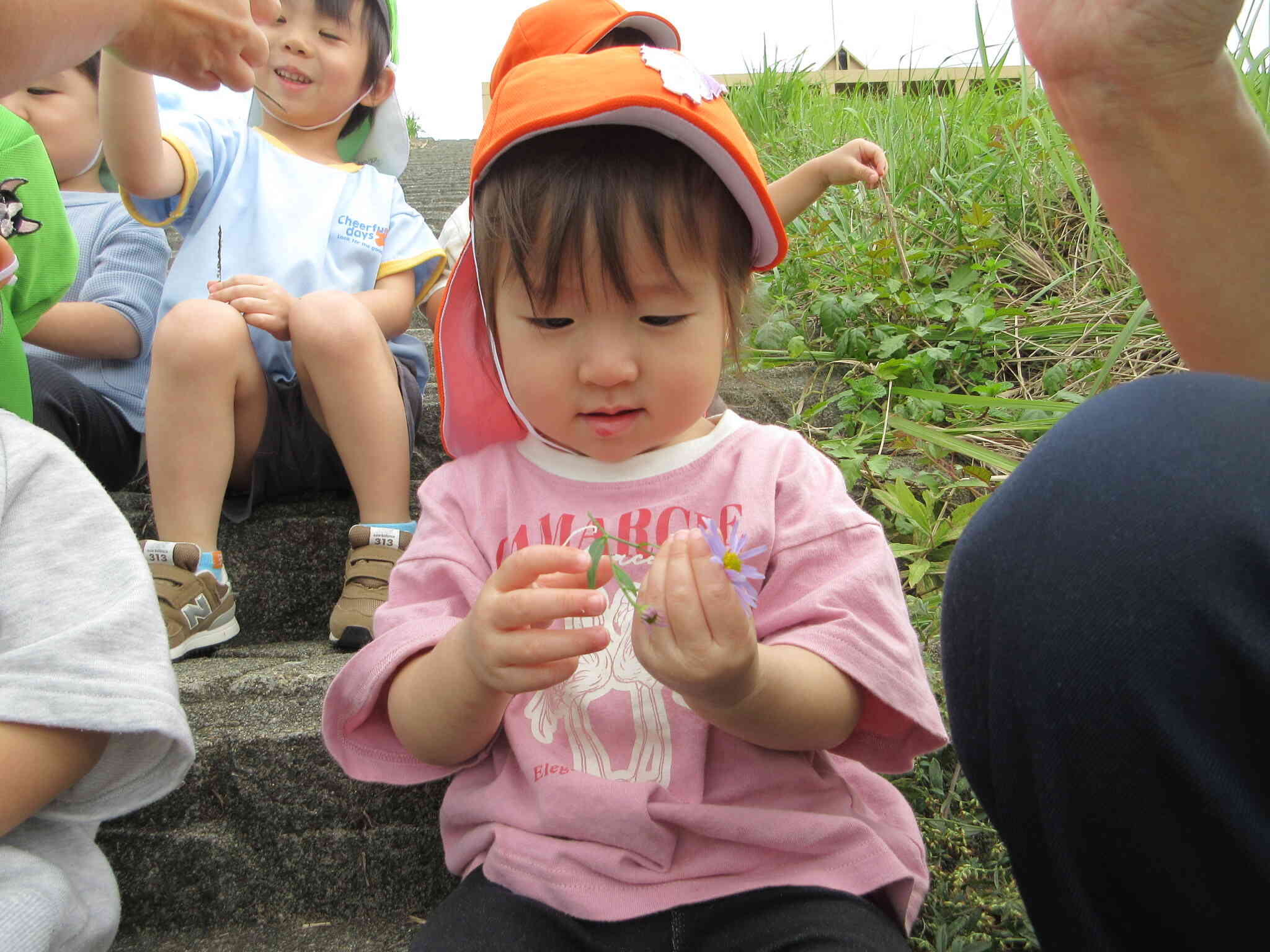 かわいいお花を見つけたRちゃん。