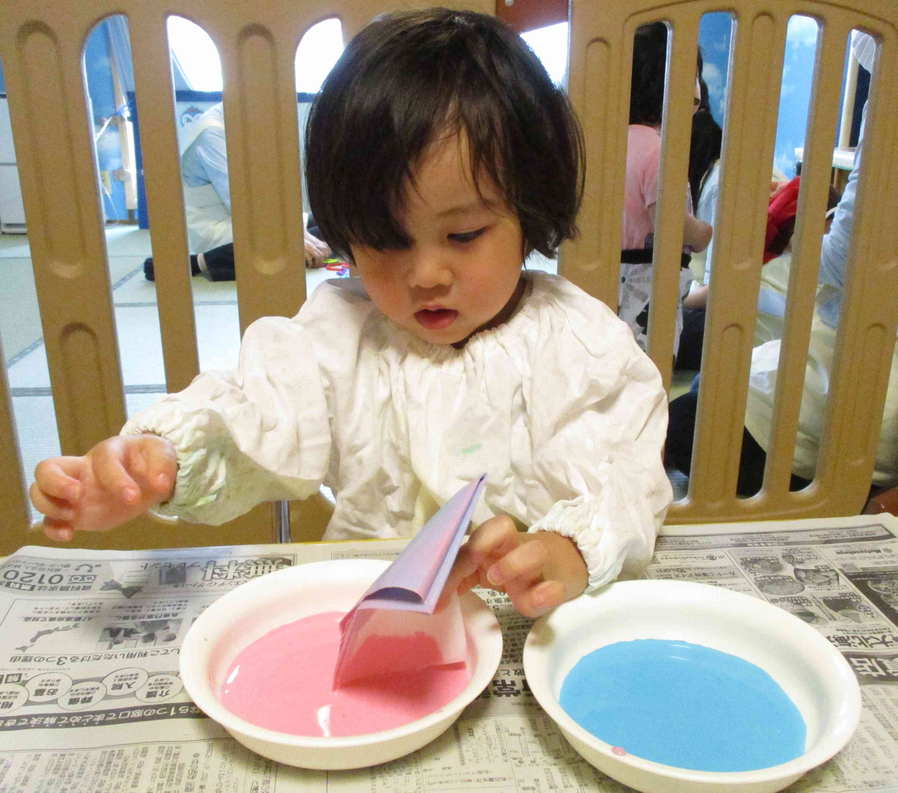 2歳児、折りぞめに初挑戦！