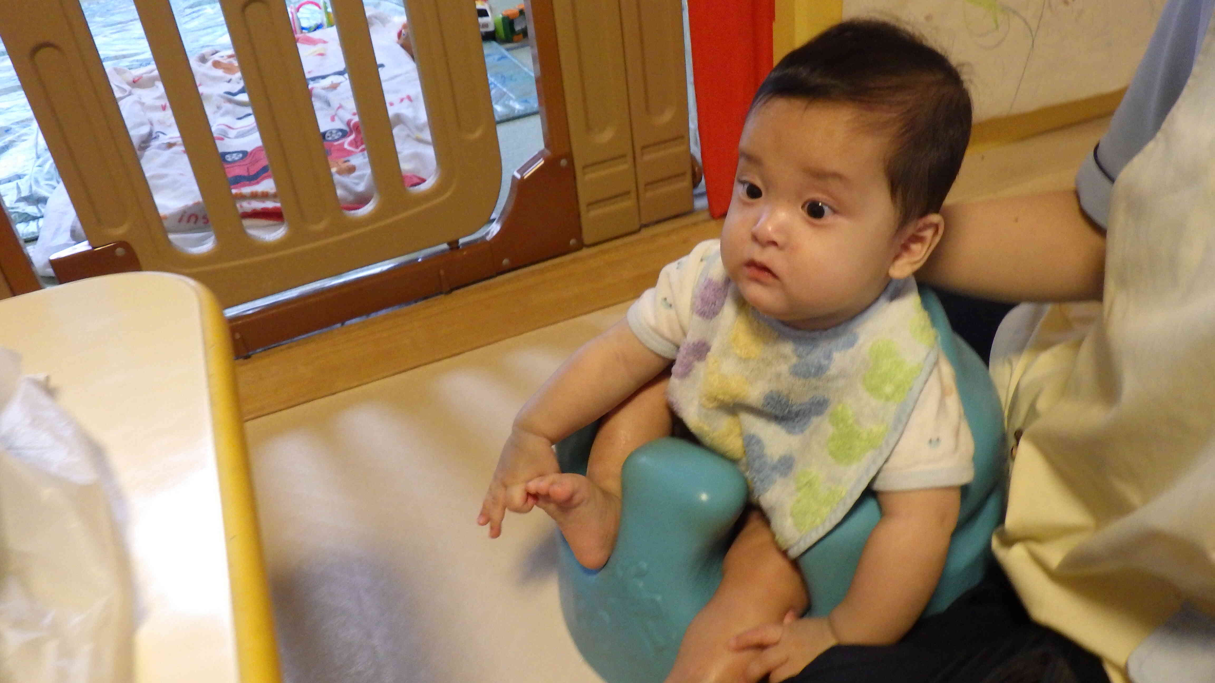 0歳児のお友だちも、少し離れた所から見学です