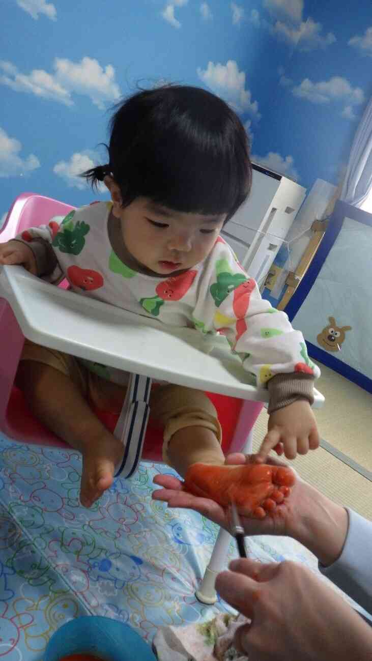 足裏に絵の具を塗ります！