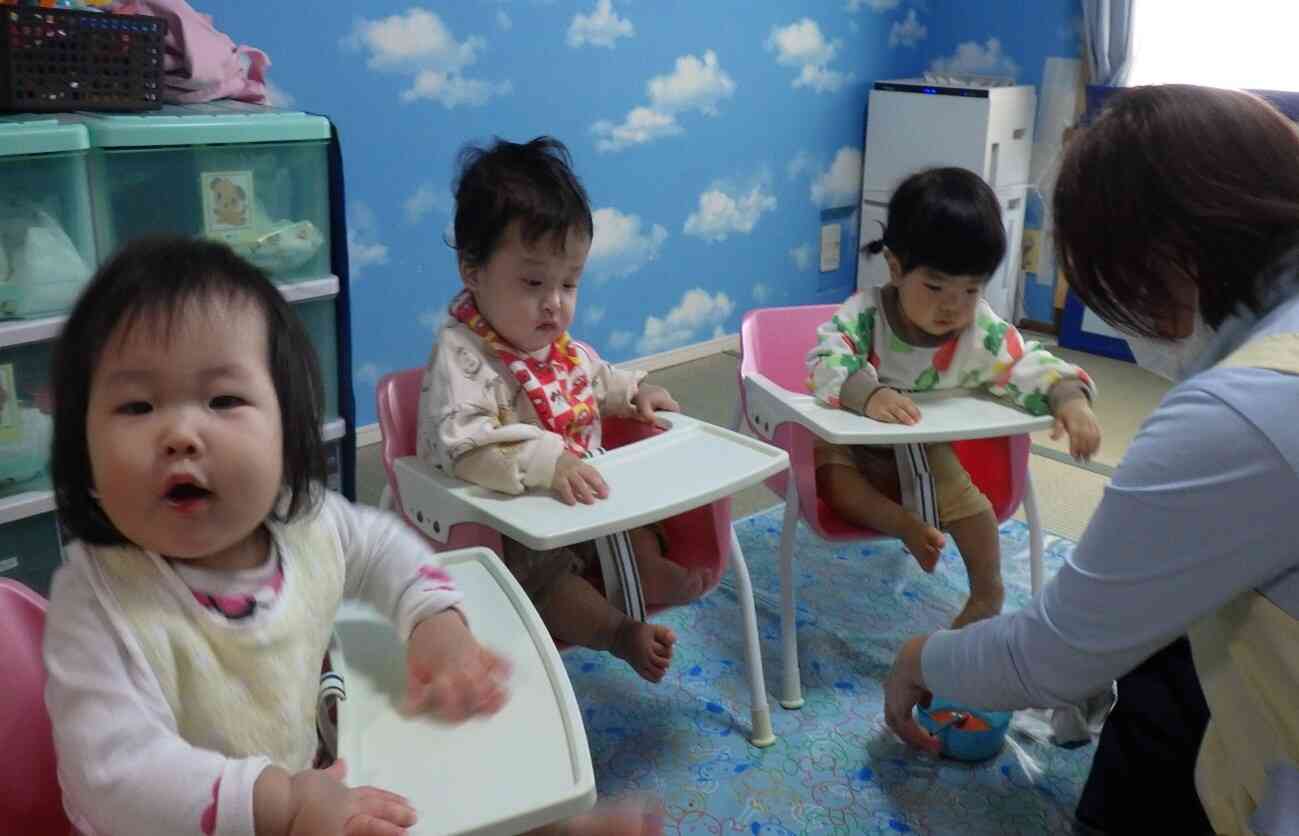 0歳児、足型で「トナカイ」を作ろう!