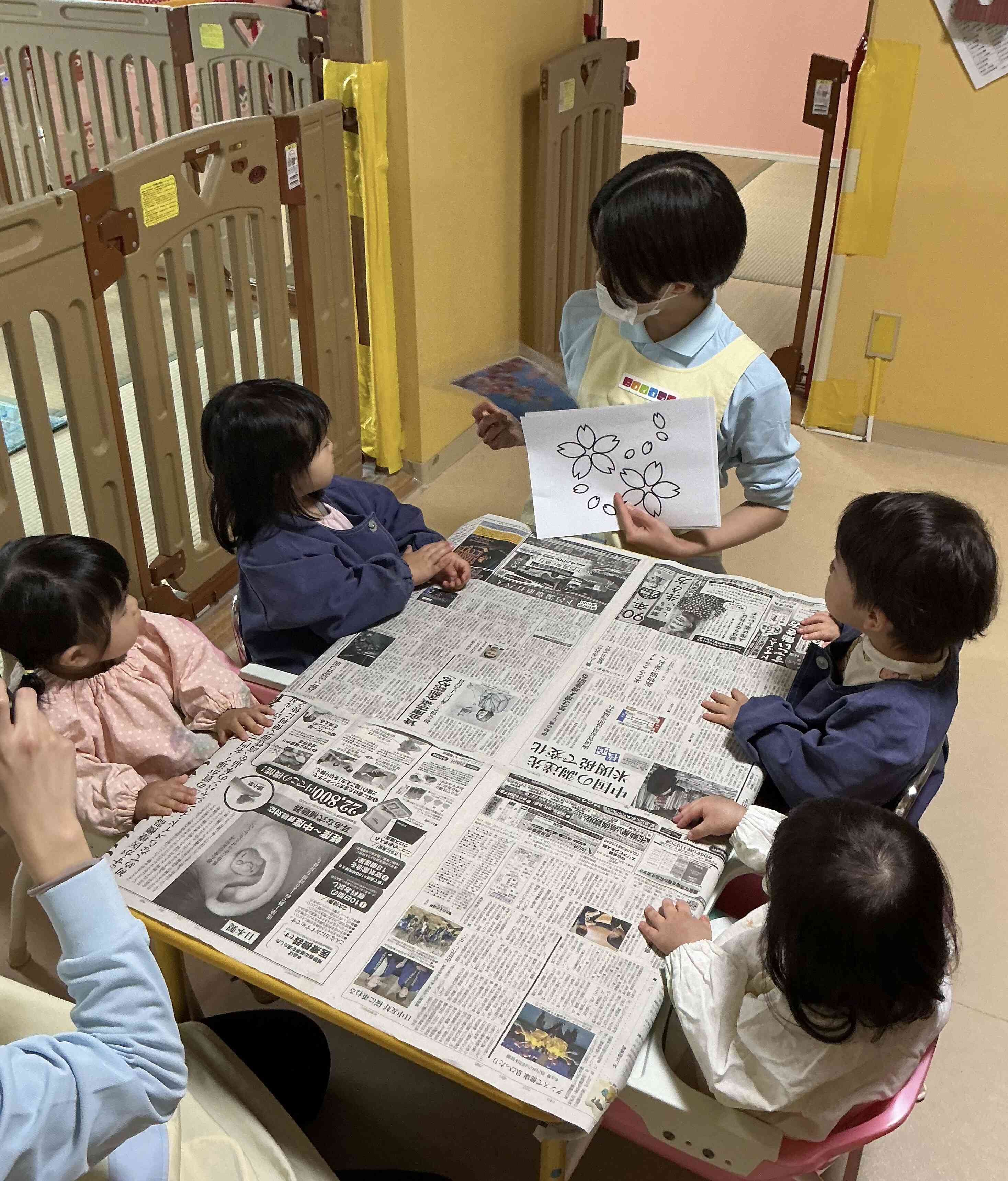 お話を真剣に聞く子どもたち。