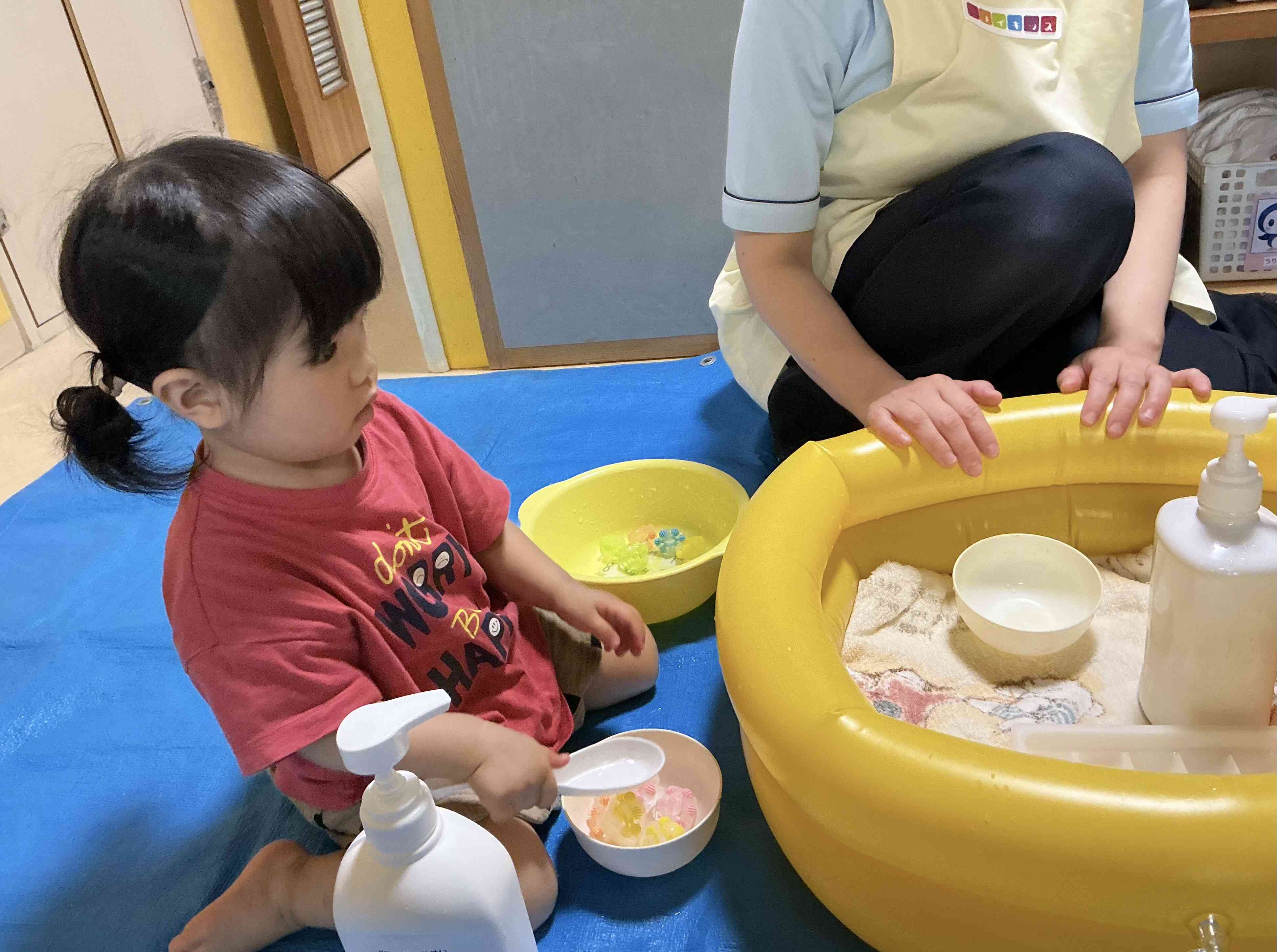 氷をすくって入れて…楽しいな♪