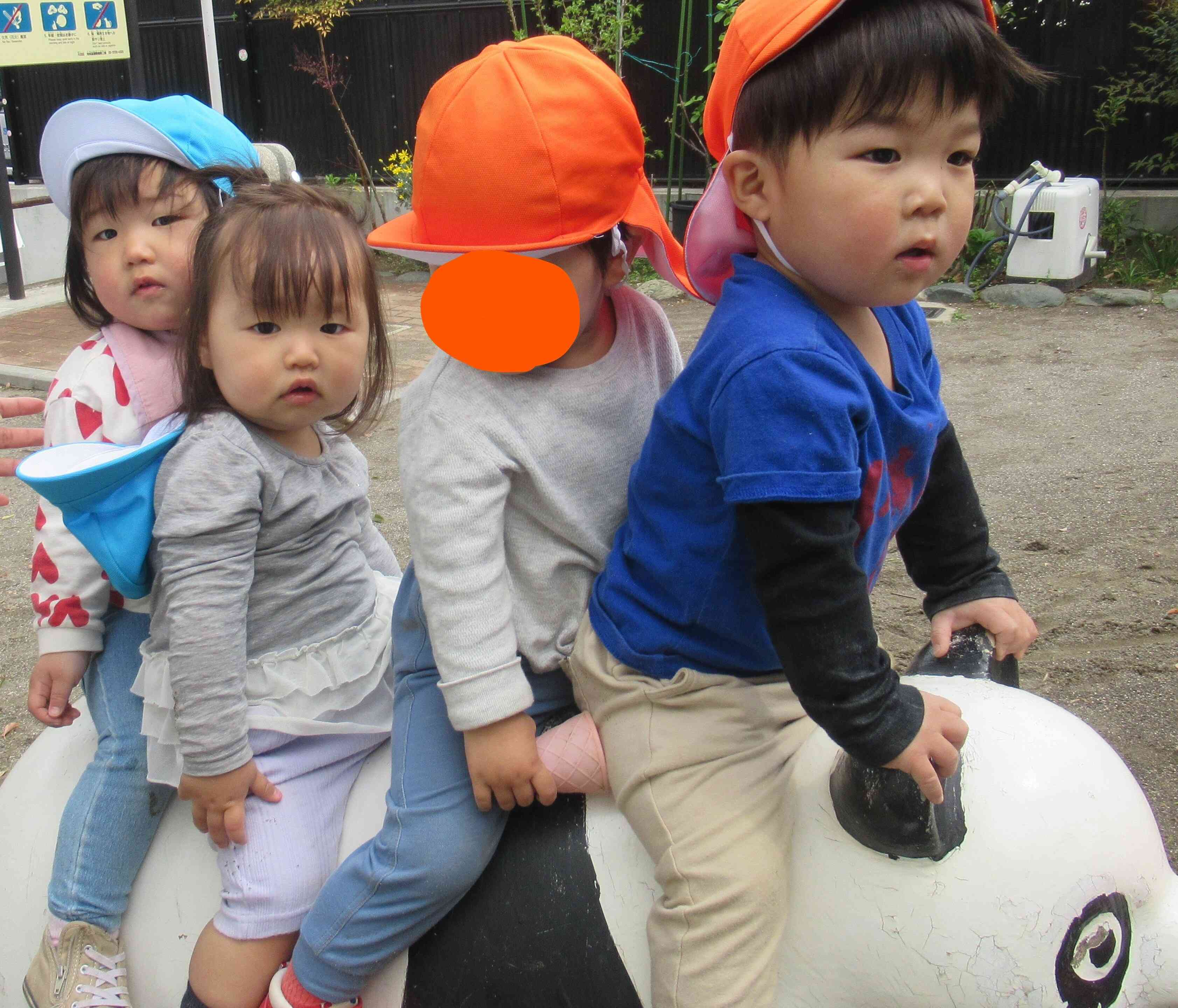 あらら　メンバーチェンジして　なんと4人！（保育者が傍で見守っています。）