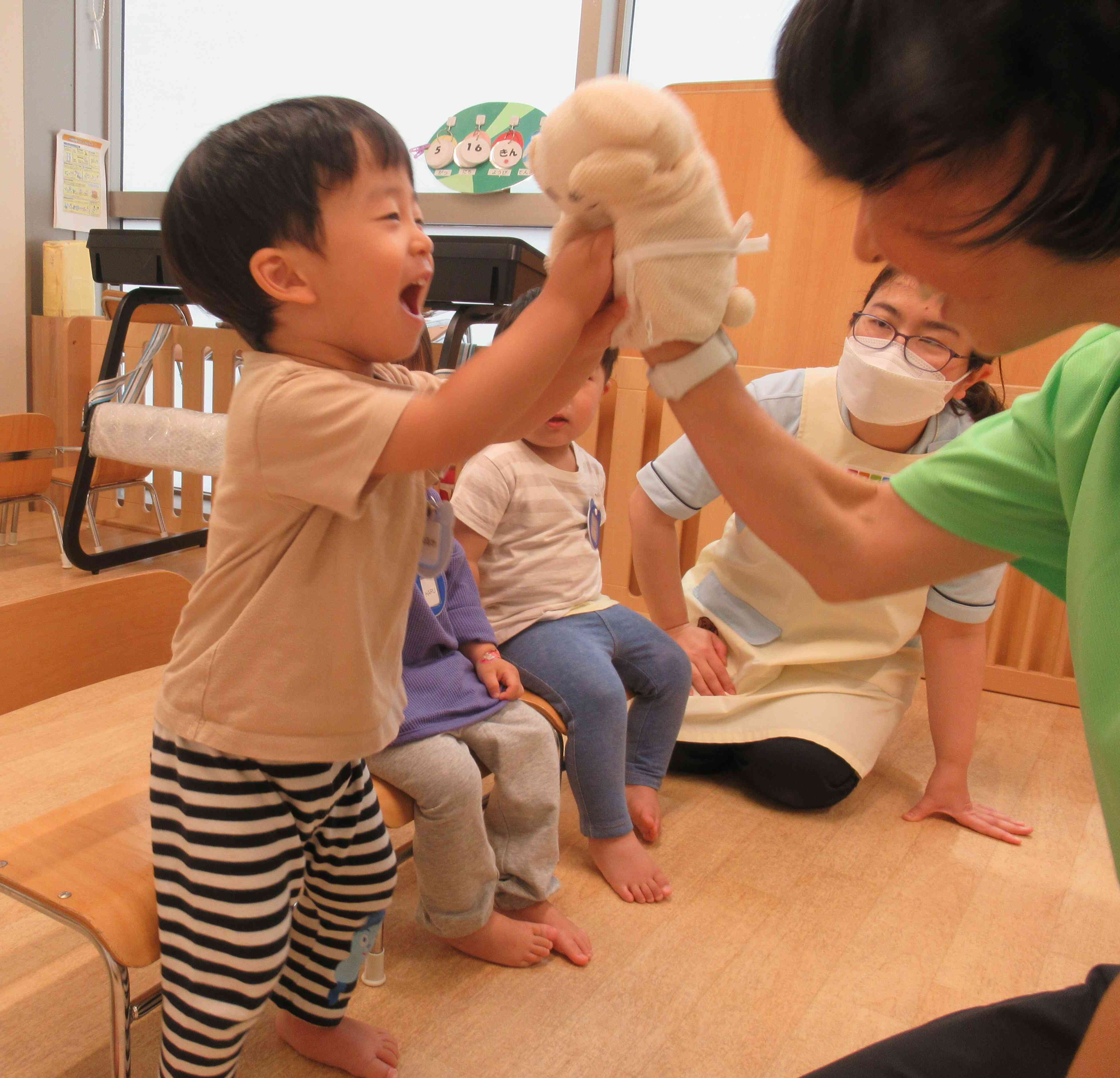 ららちゃんとタッチ！　笑顔がはじけます！
