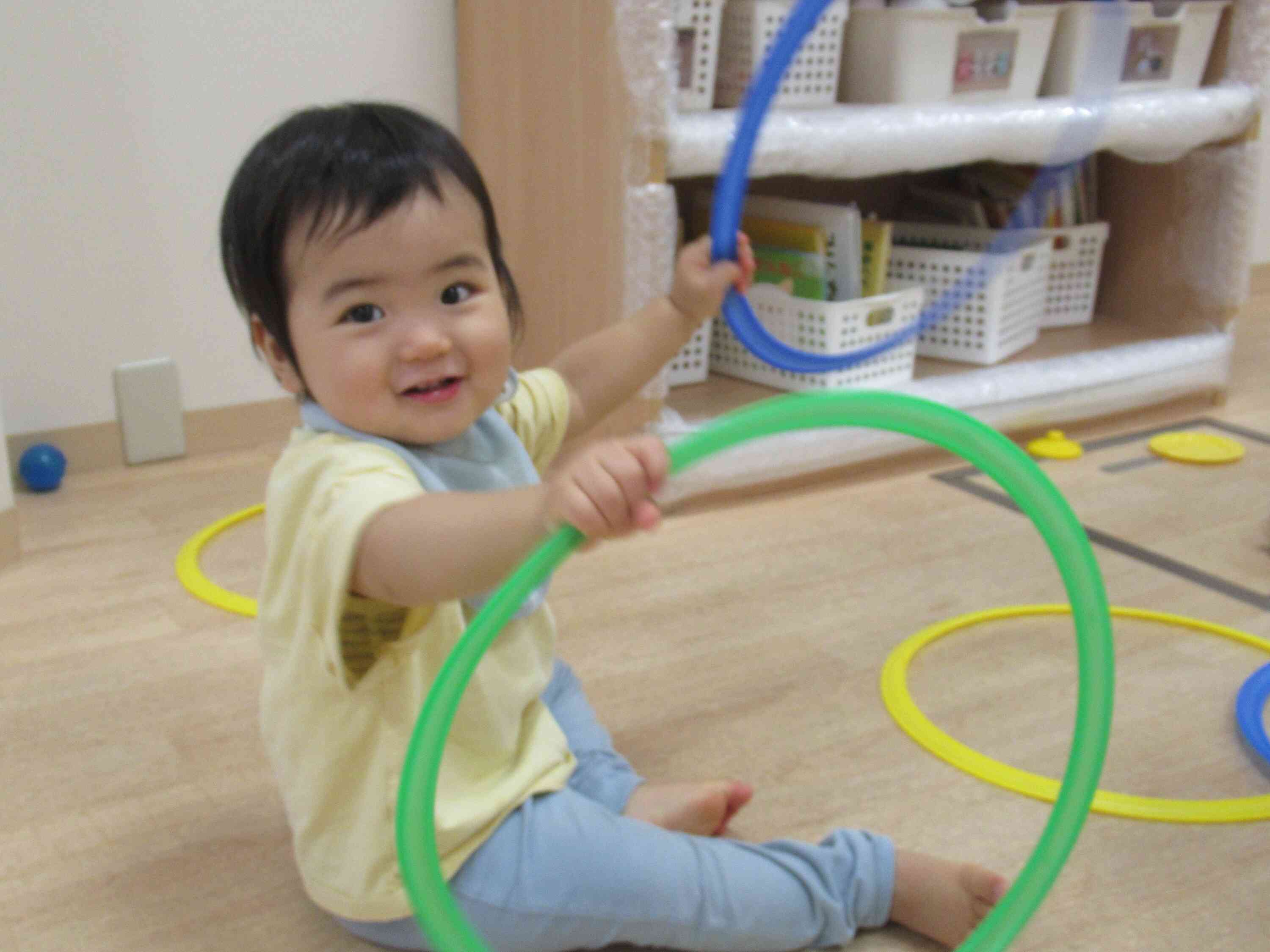 両手にもって