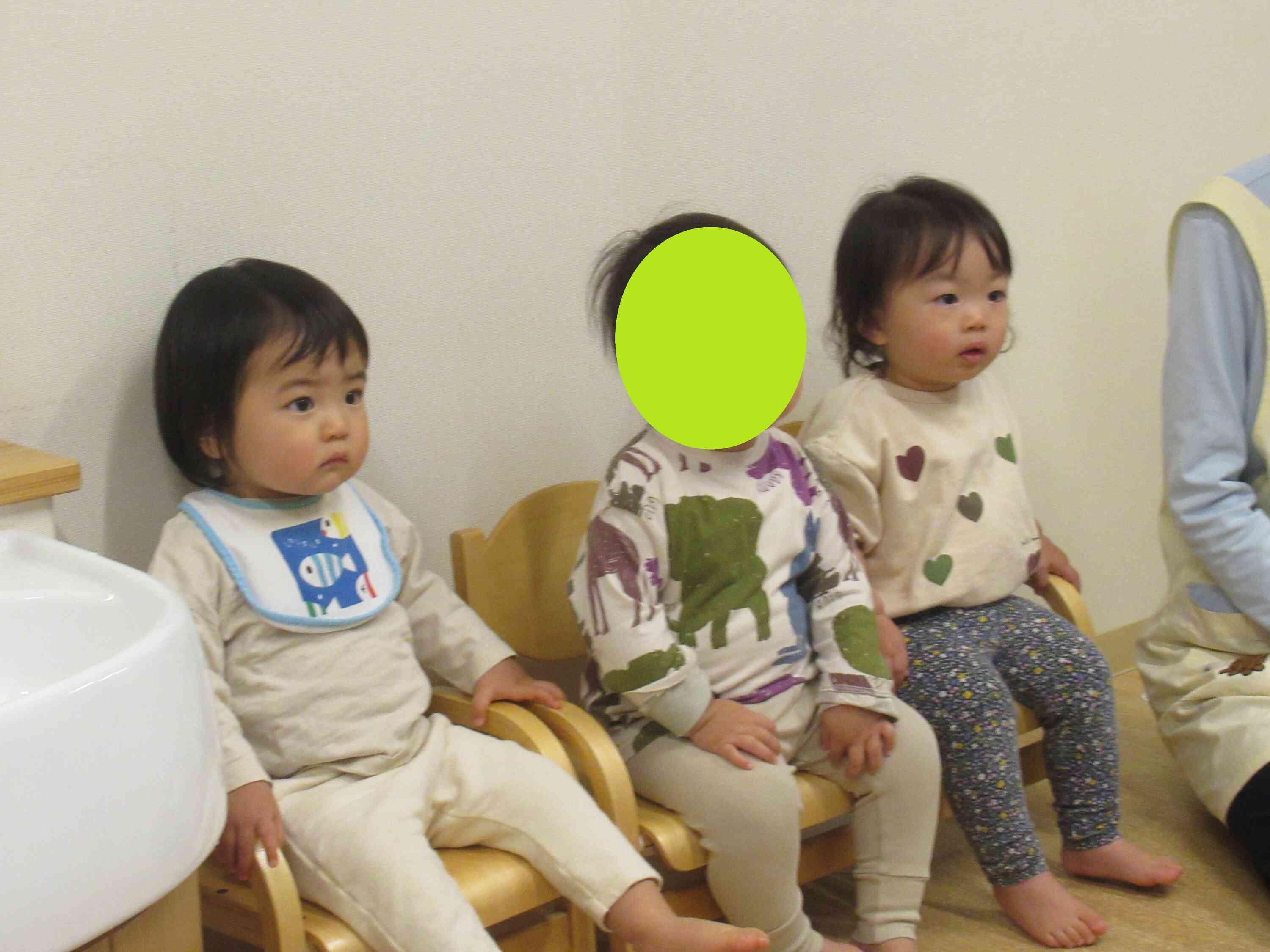 かわいいひよこ組さんもじっーとみています