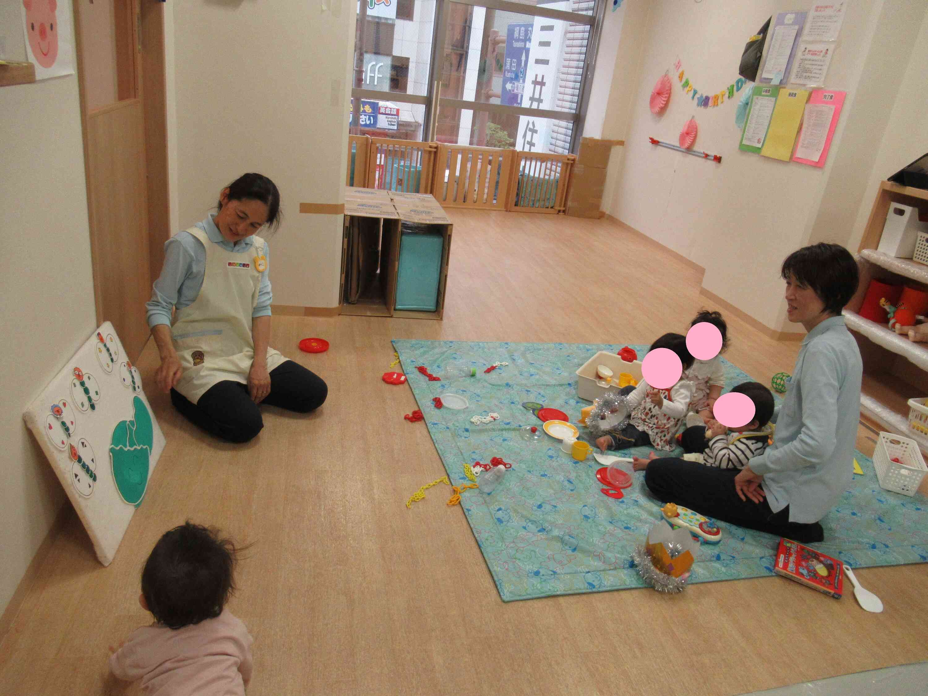 先生からのお祝いの出しものに興味深々です