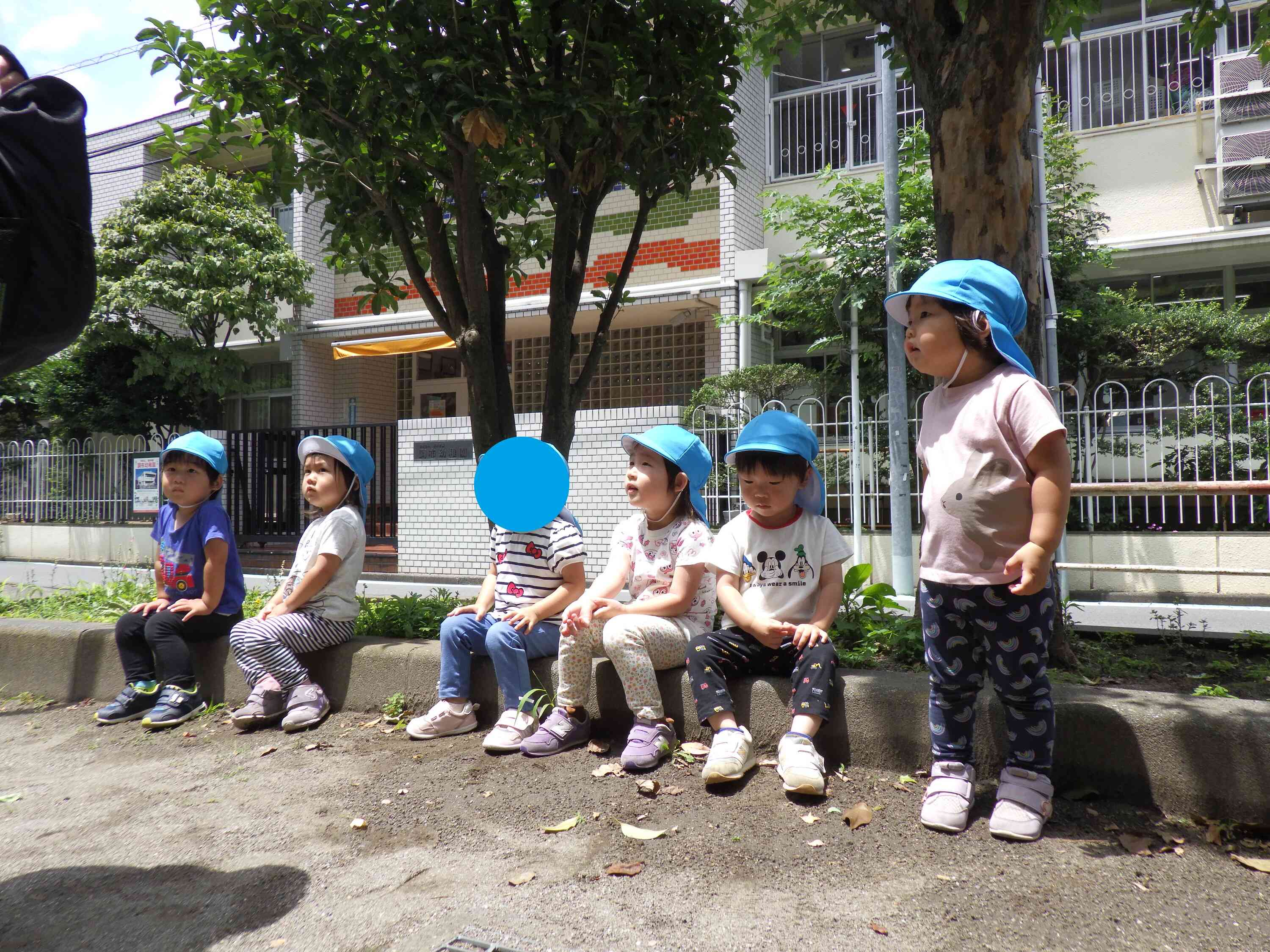 公園につくと自分たちからお話を聞く体制になるうさぎ組（2歳児）さん！
