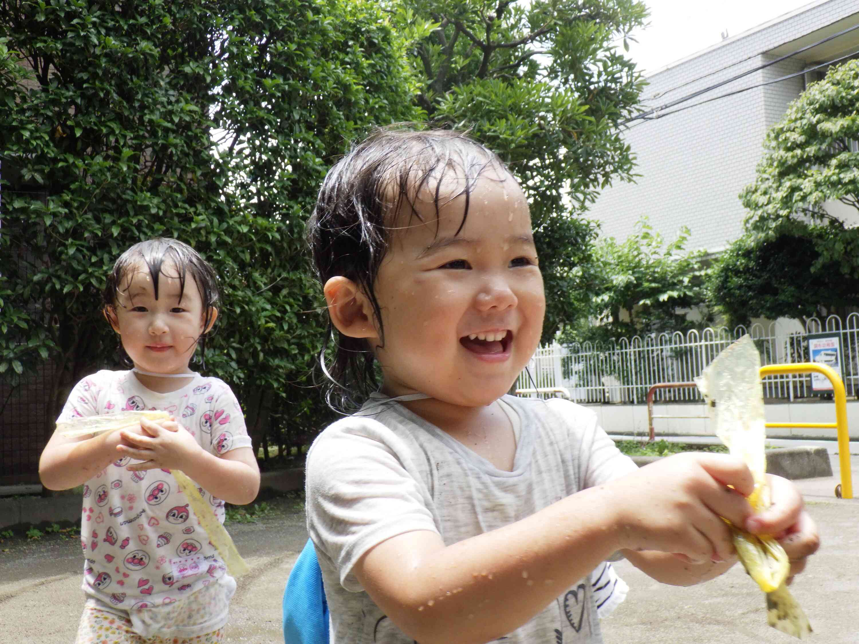 びしょびしょだね～お水遊びが大好きなうさぎ組の2人！