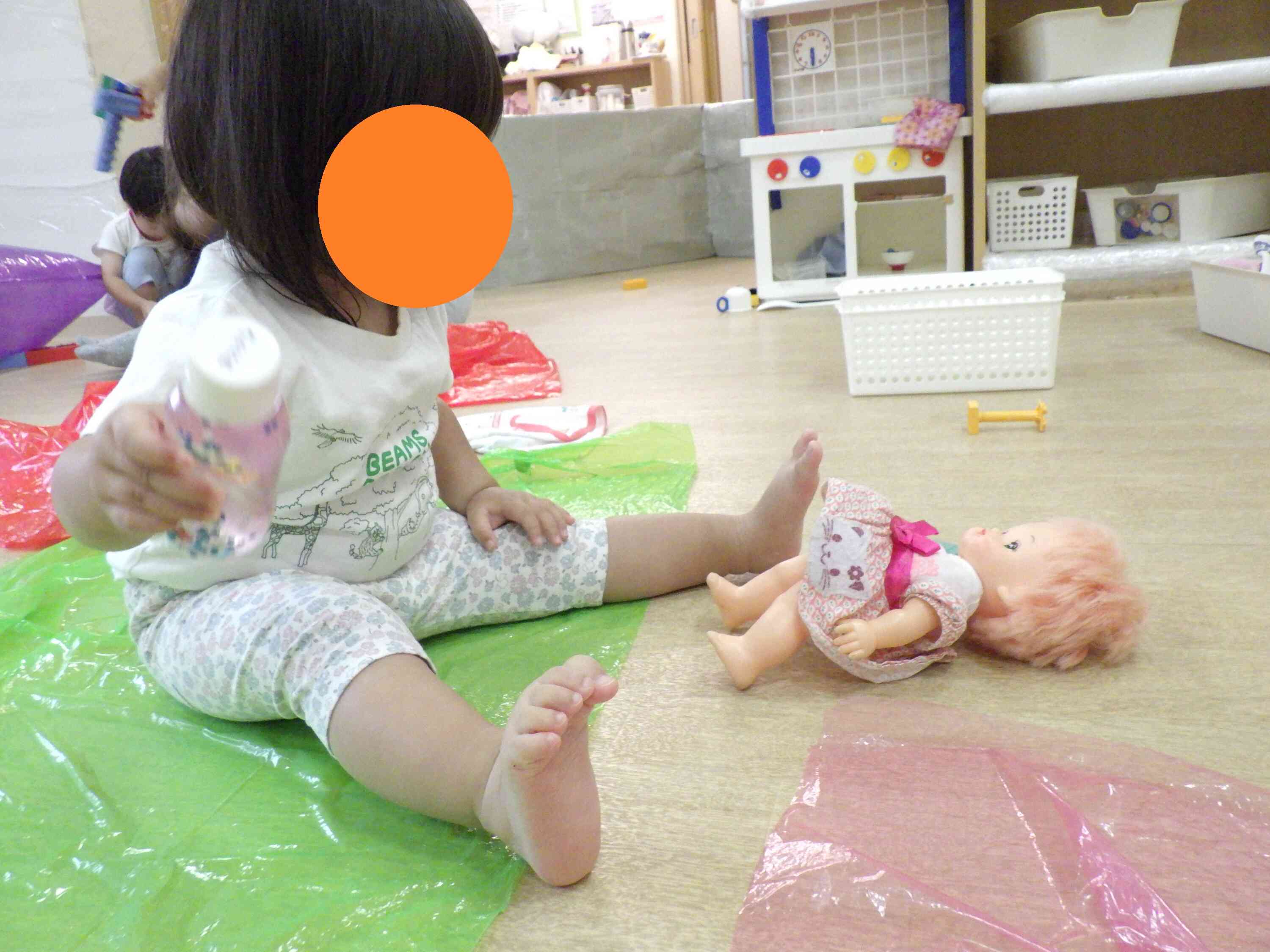 あらこちらはポポちゃんのお世話中
