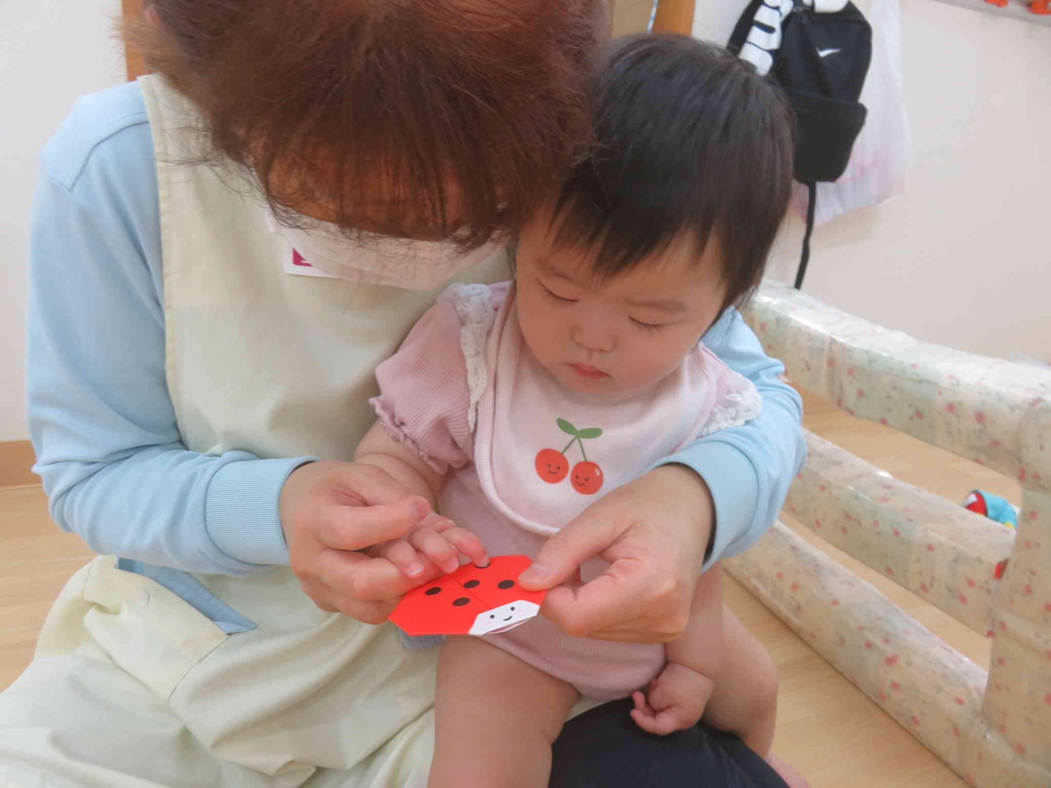 製作の様子～0歳児～