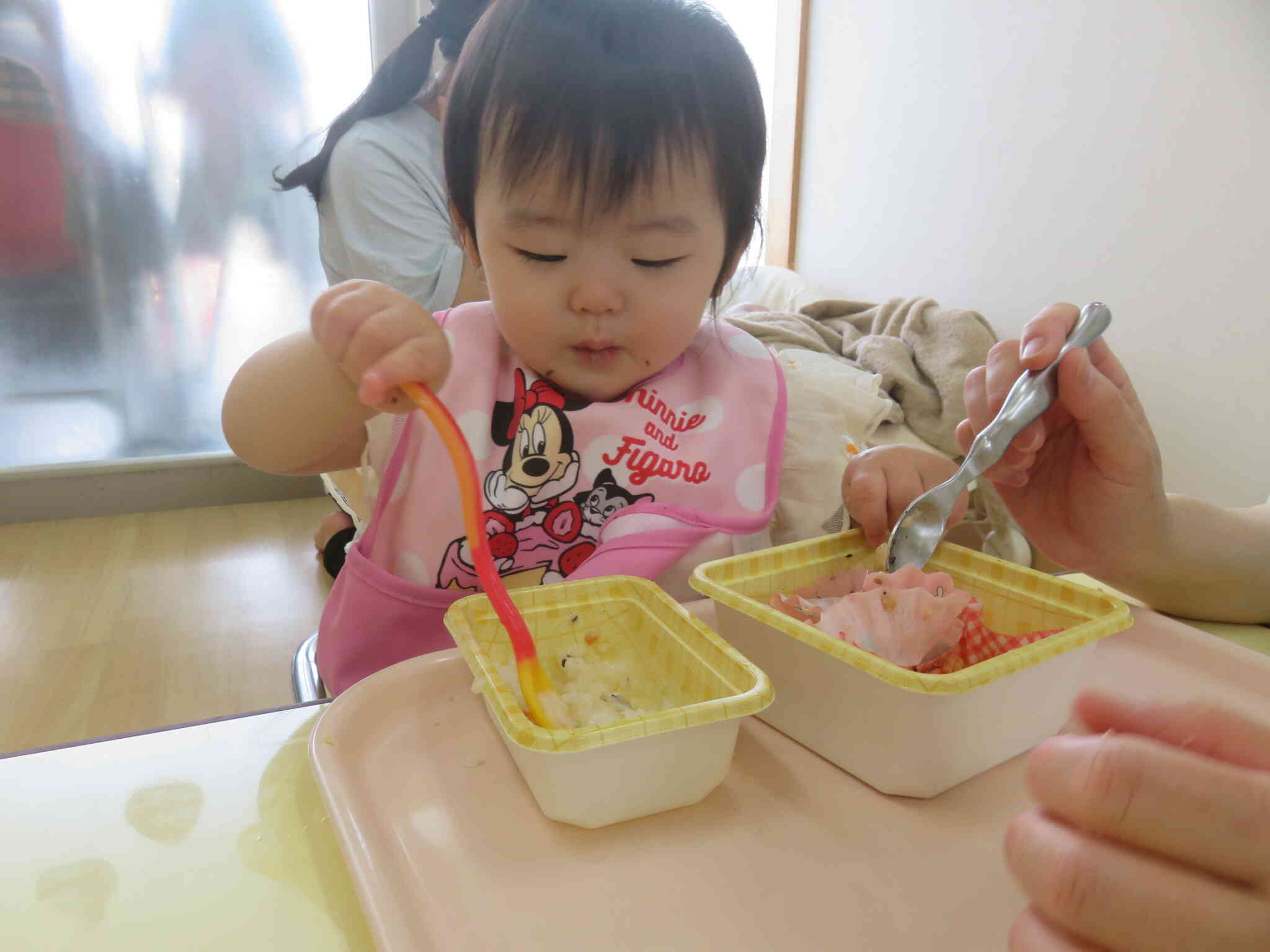 スプーンを使って
