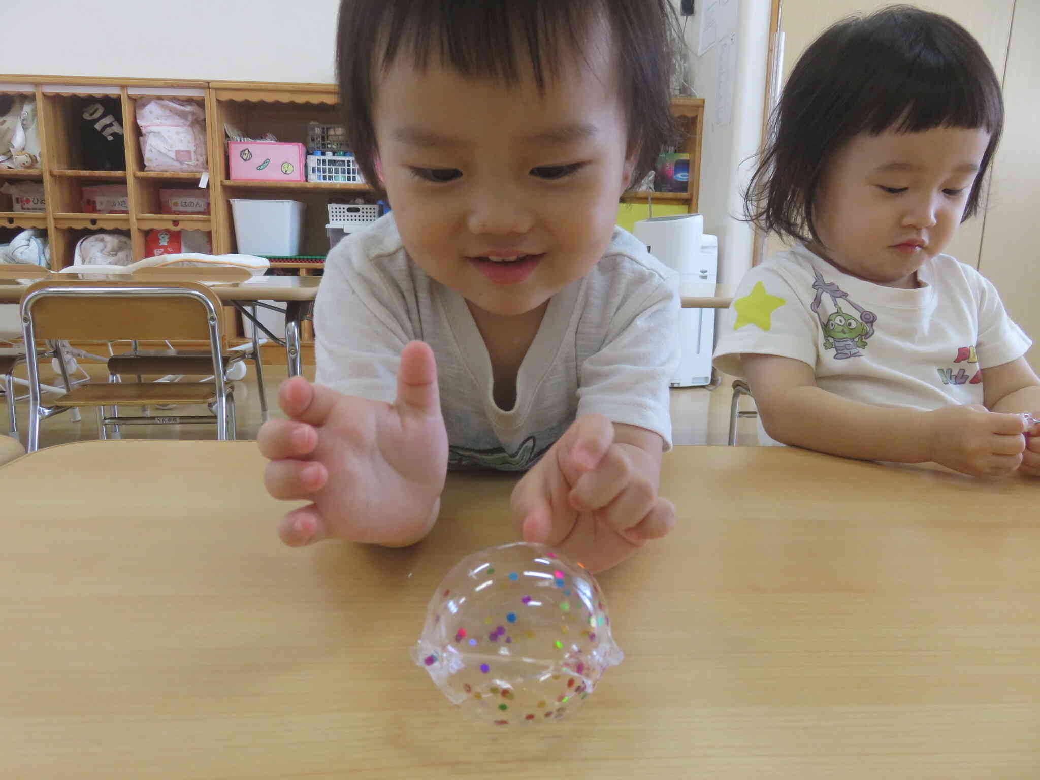テープ風船に挑戦！～1歳児～