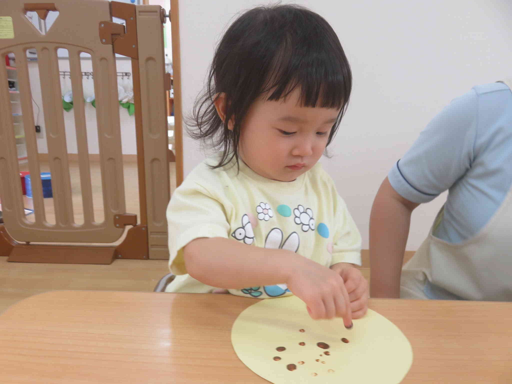 指に絵の具をつけて