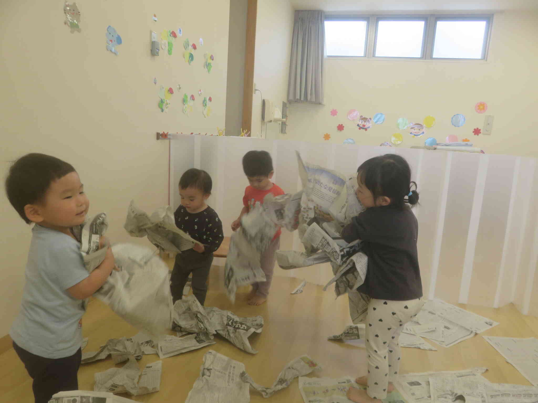 新聞紙遊び～1・2歳児～