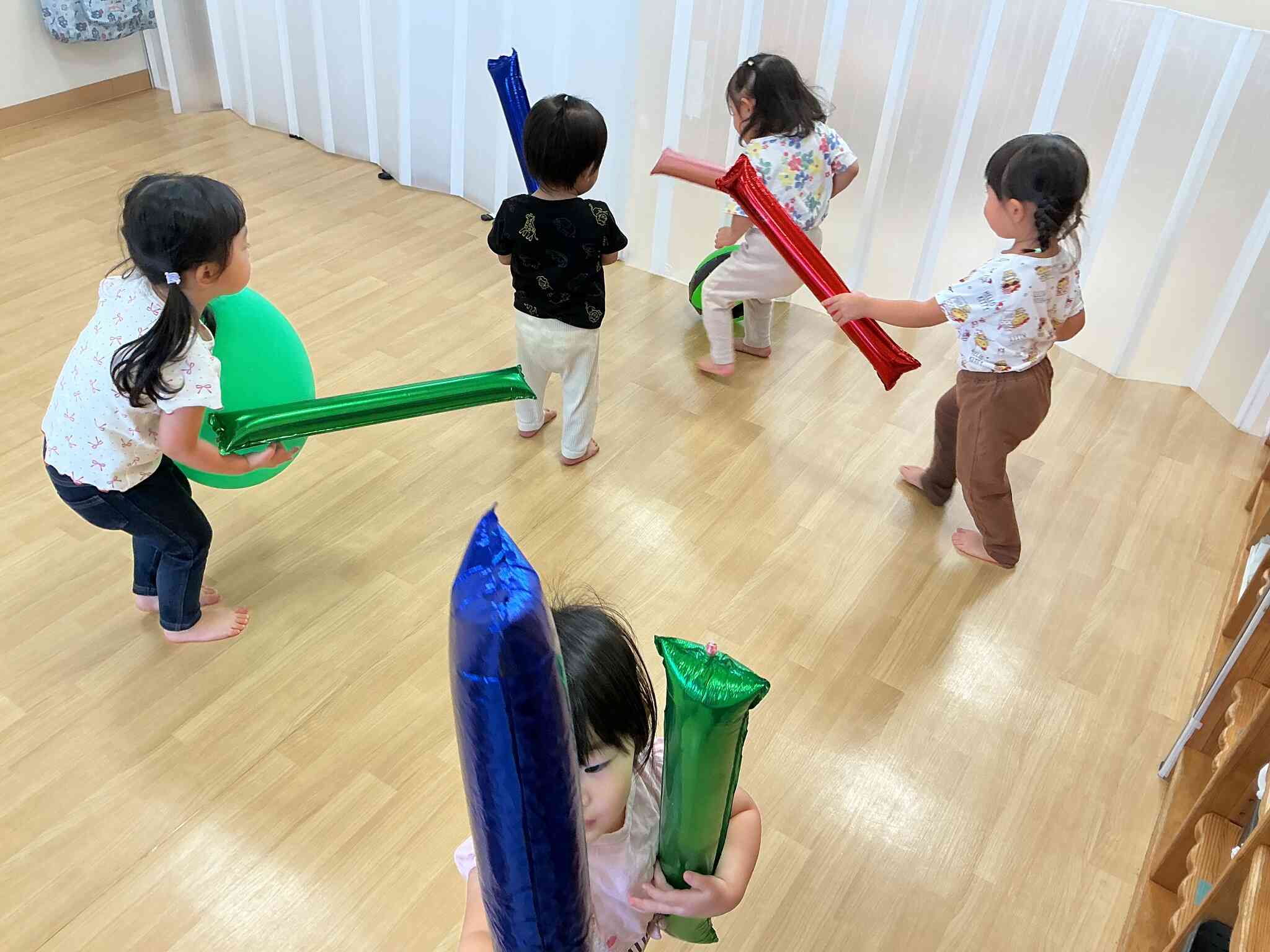 風船ラリーをしたよ！～1・2歳児～