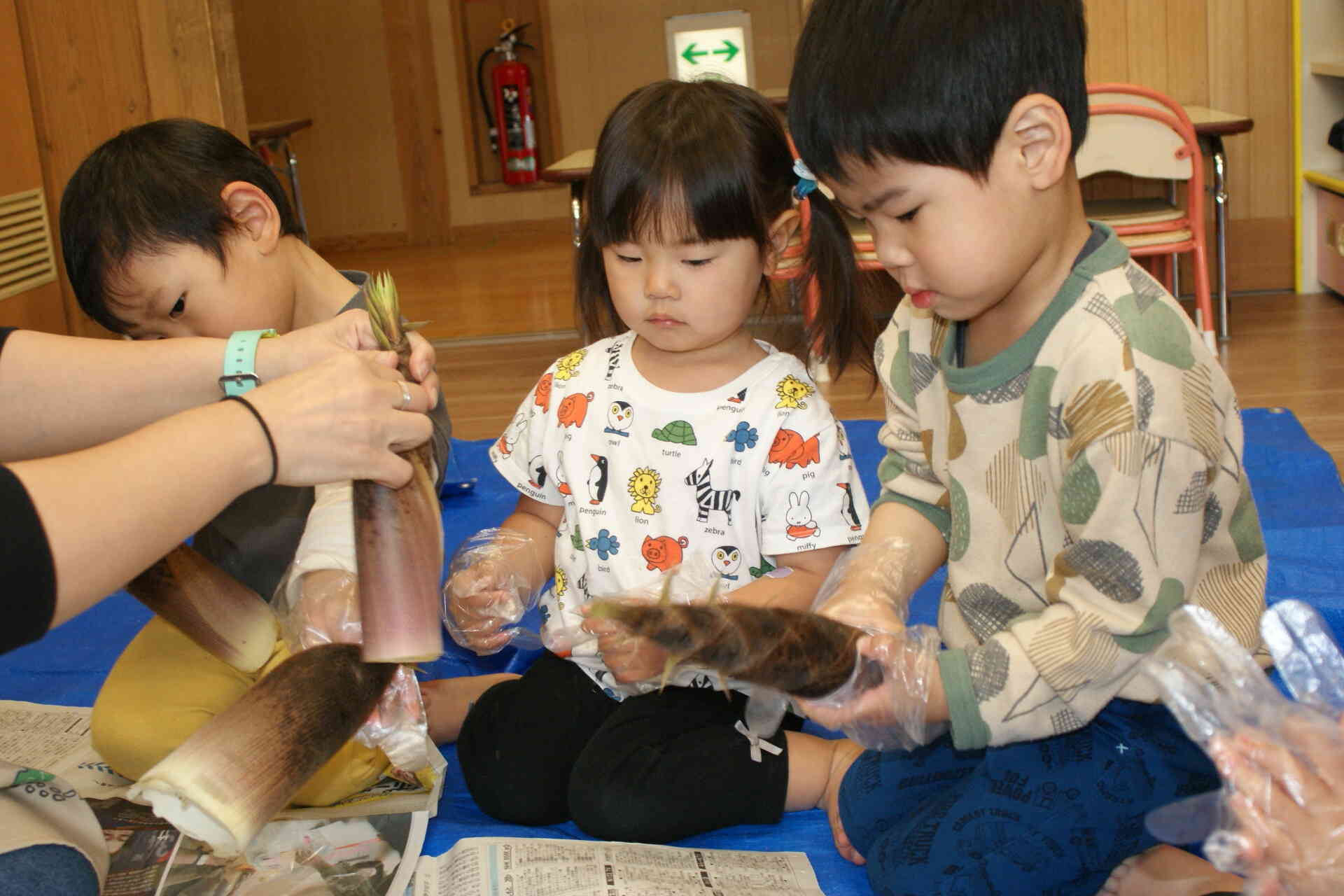 2歳児さんも剥いてみたよ
