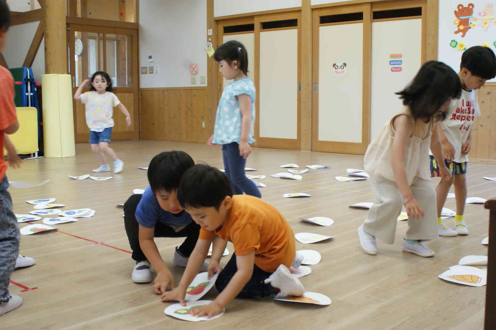 どっちが早く取れるかな？大きいクラスの子達は競争心も芽生えてきていますね！