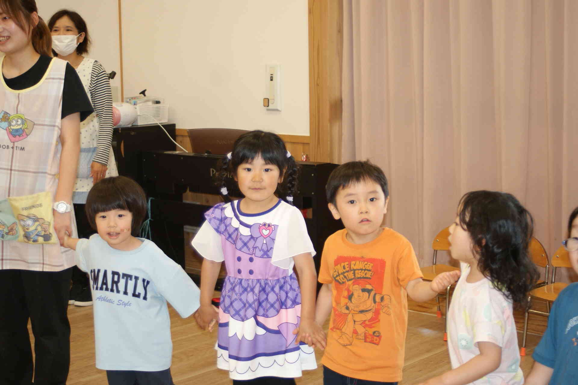 手をつないでレッツダンス！！