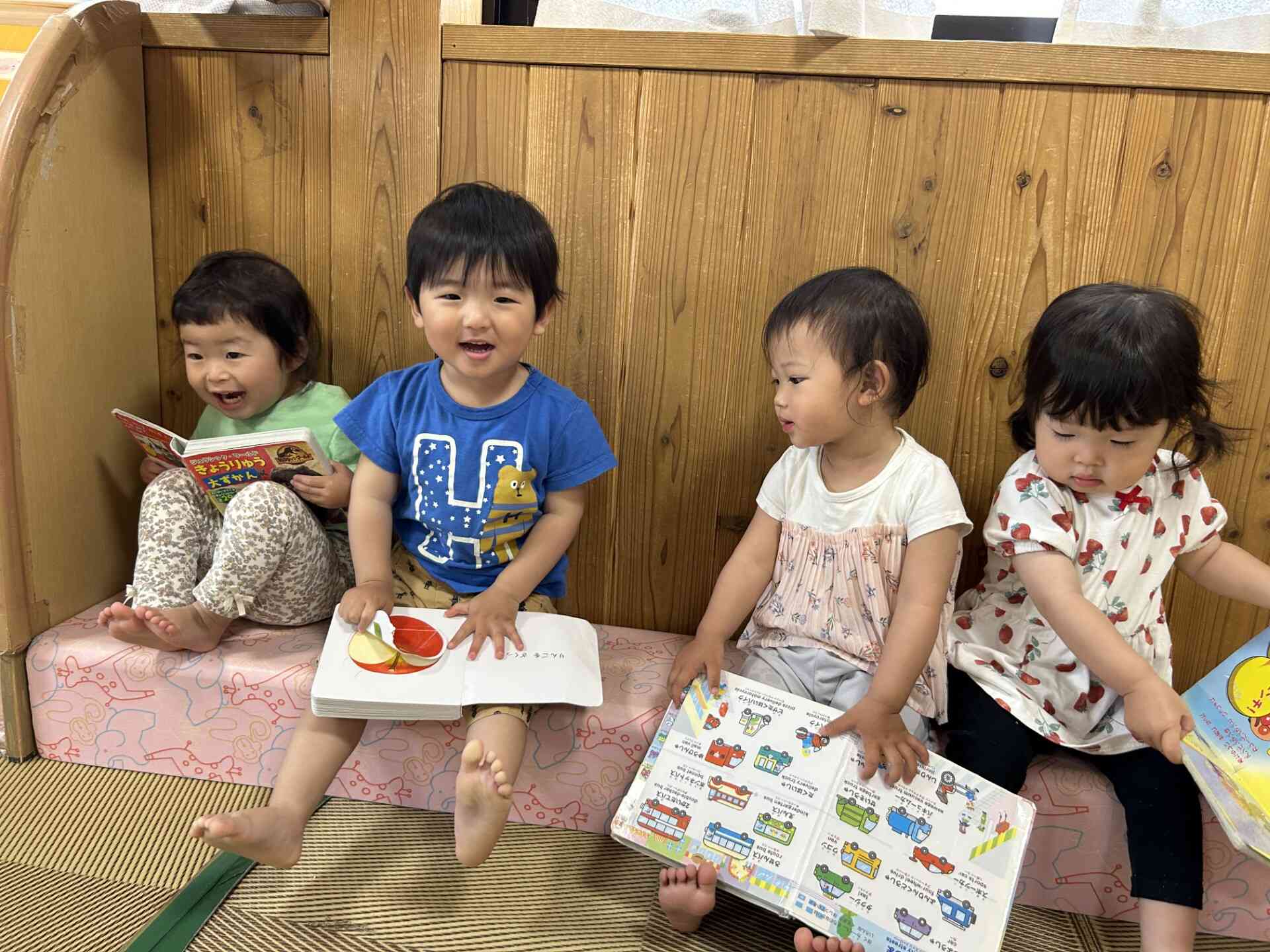 みんなで絵本を読んでるよ