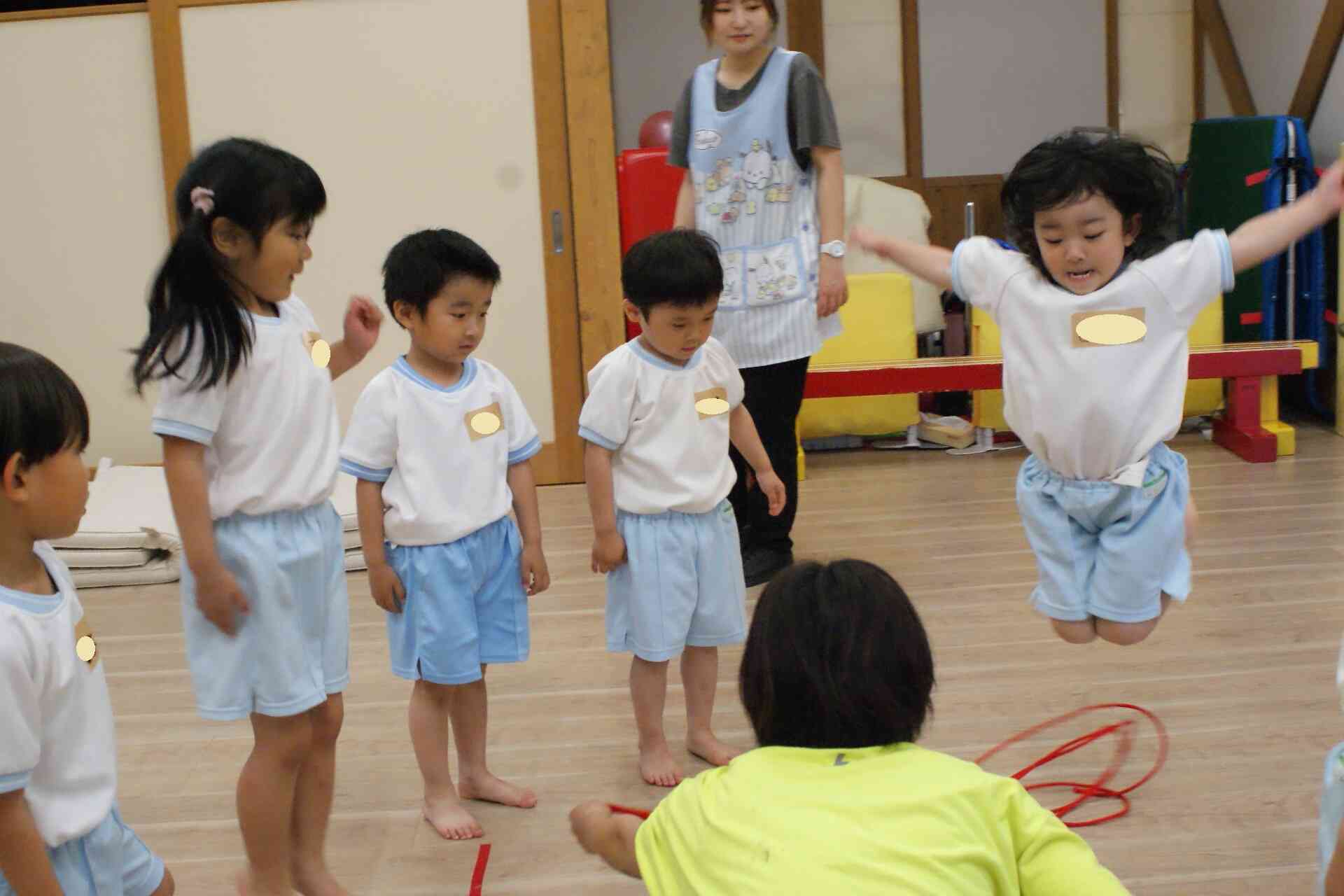 先生が回した縄を跳ぶよ