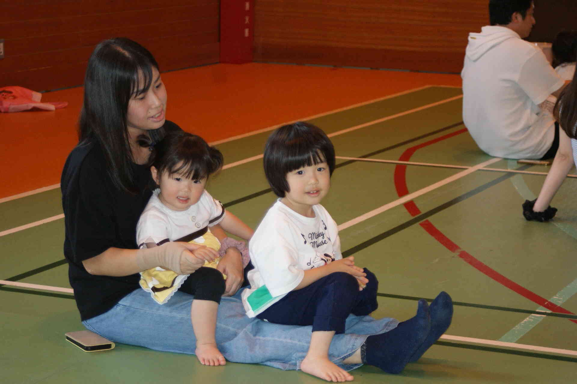 ひざに乗ってふれあい遊び