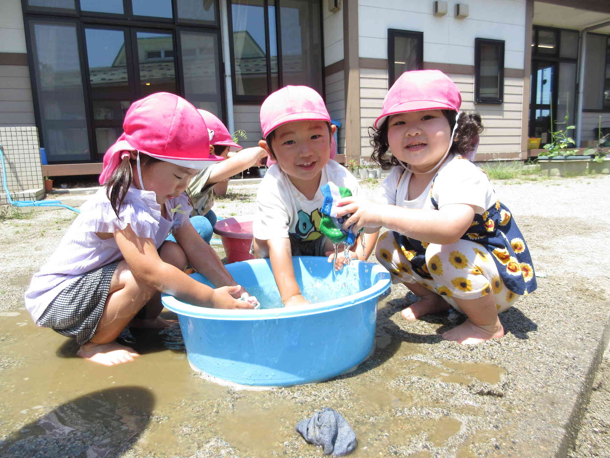 園庭で水遊び♪