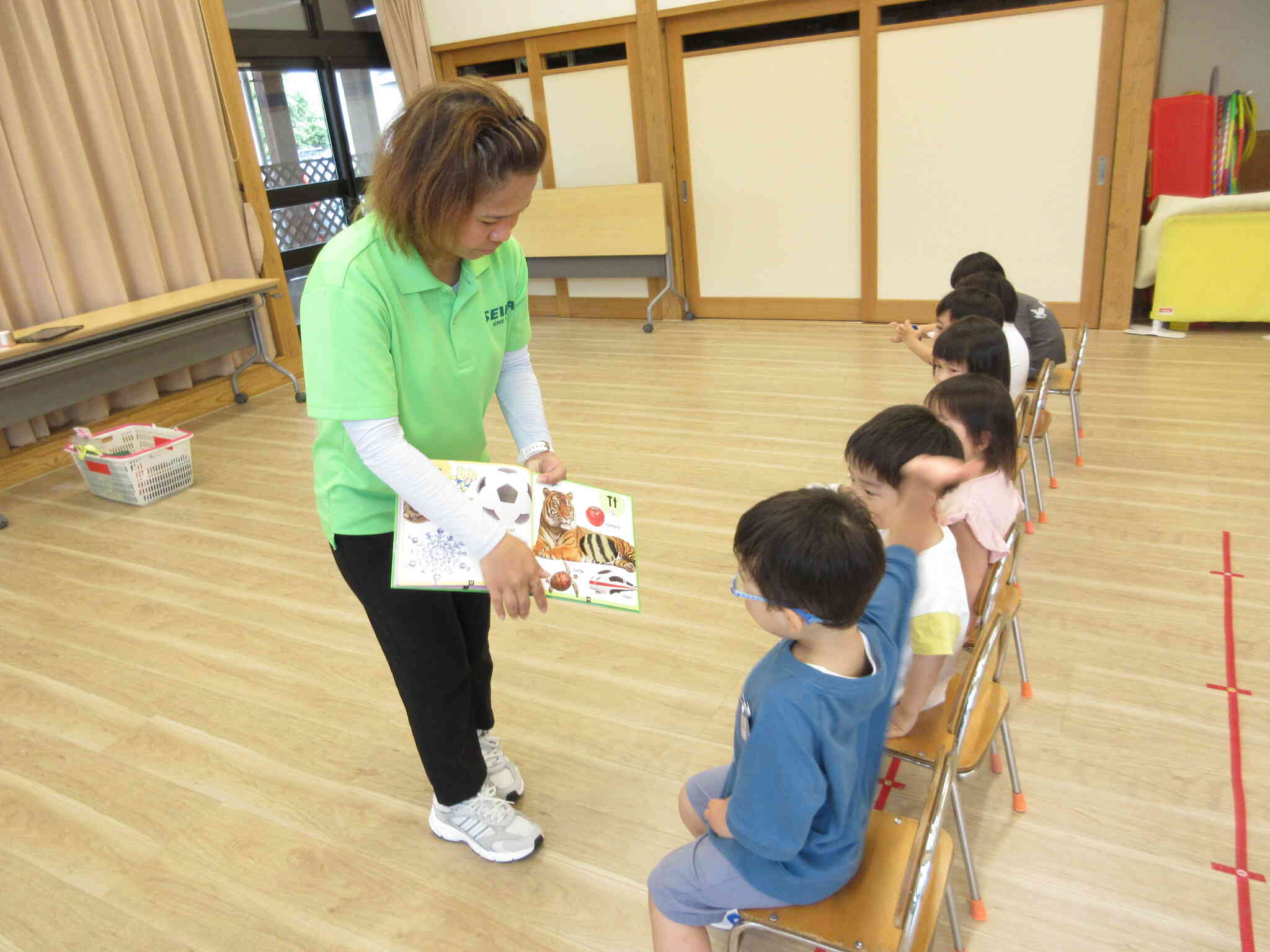 絵本を使って単語や発音を教えてもらいます