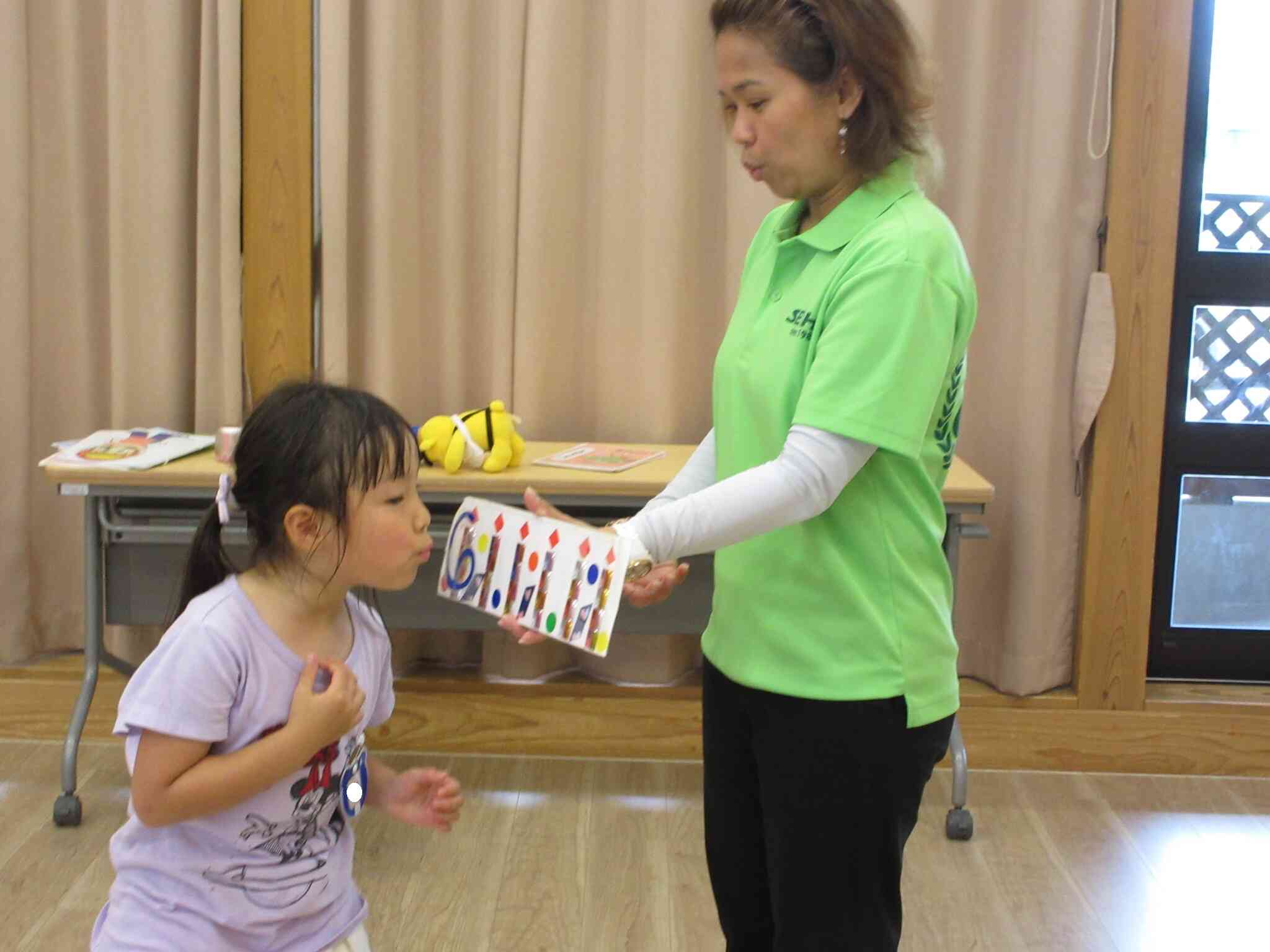誕生日おめでとう！ろうそくを消すよ