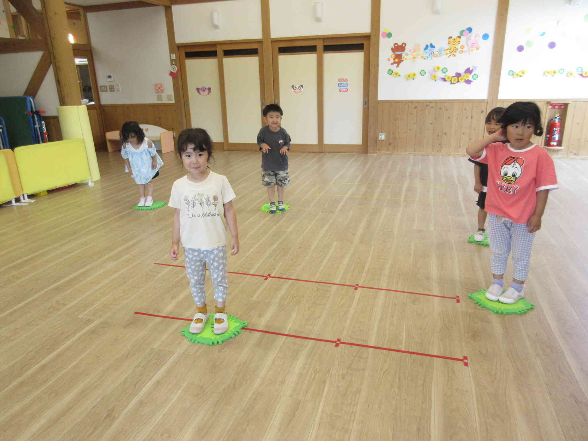 カエルになって葉っぱに乗るよ