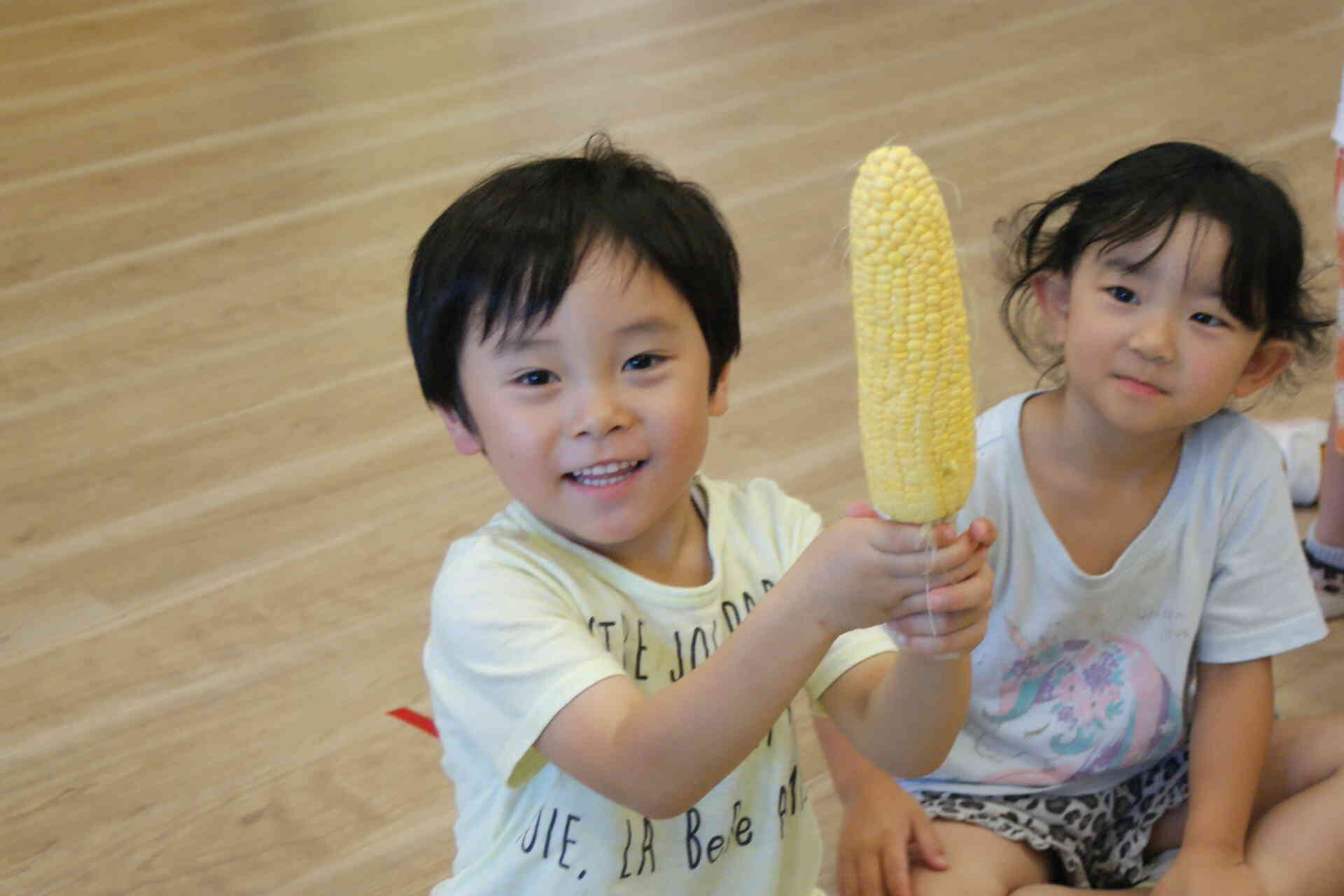 トウモロコシの皮むきしたよ