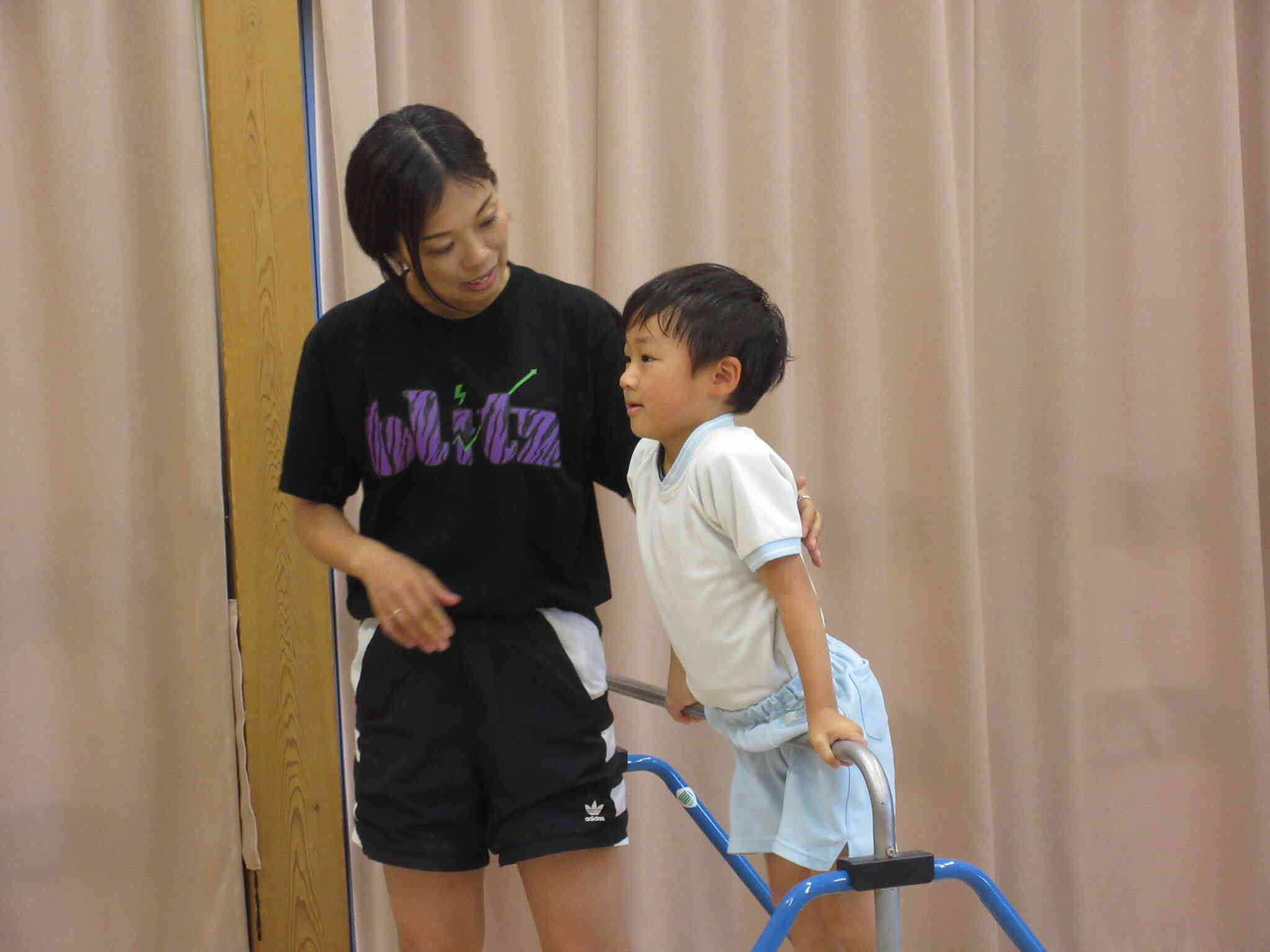 鉄棒に挑戦