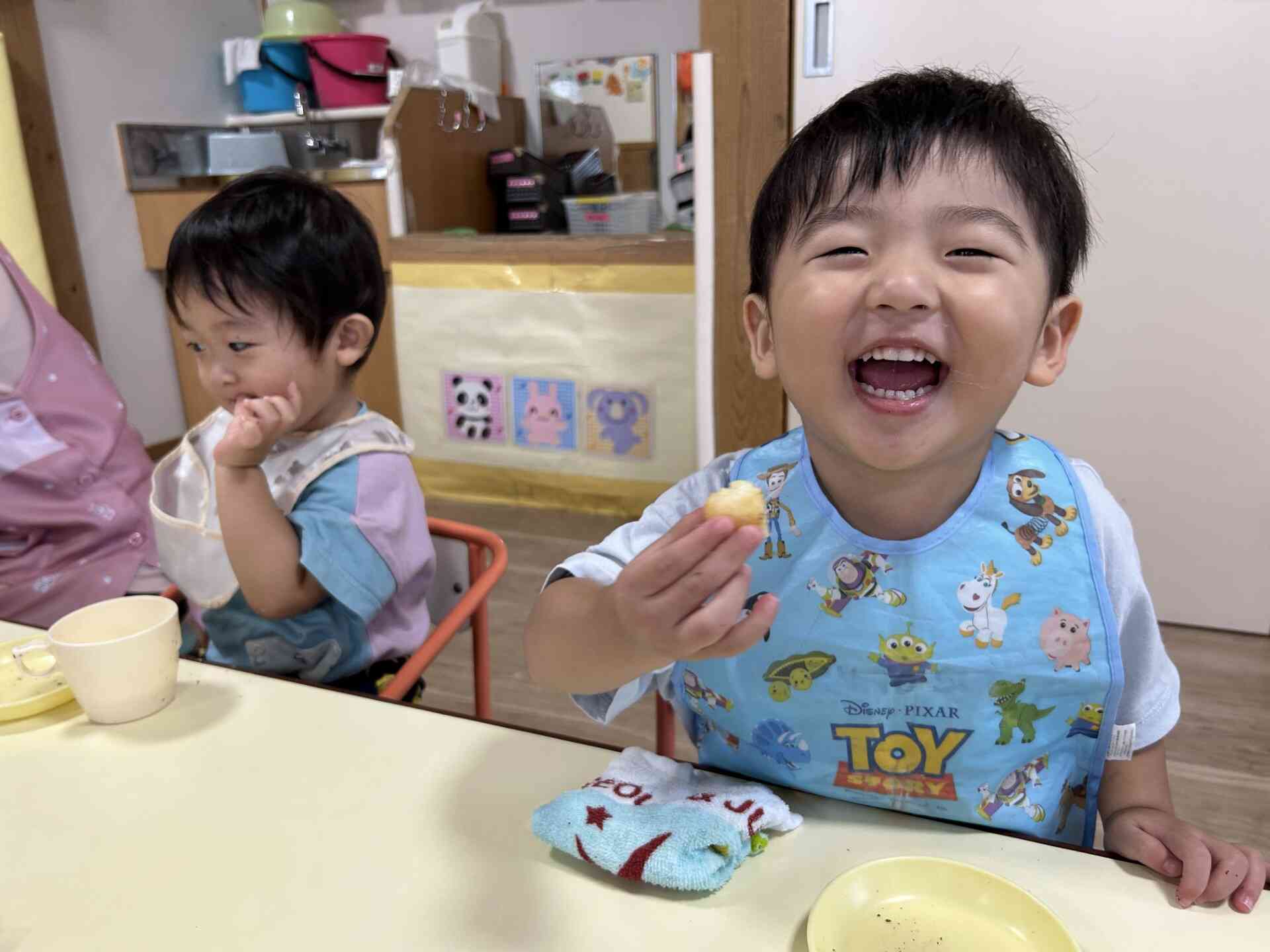 みんなで食べるおやつ美味しいね