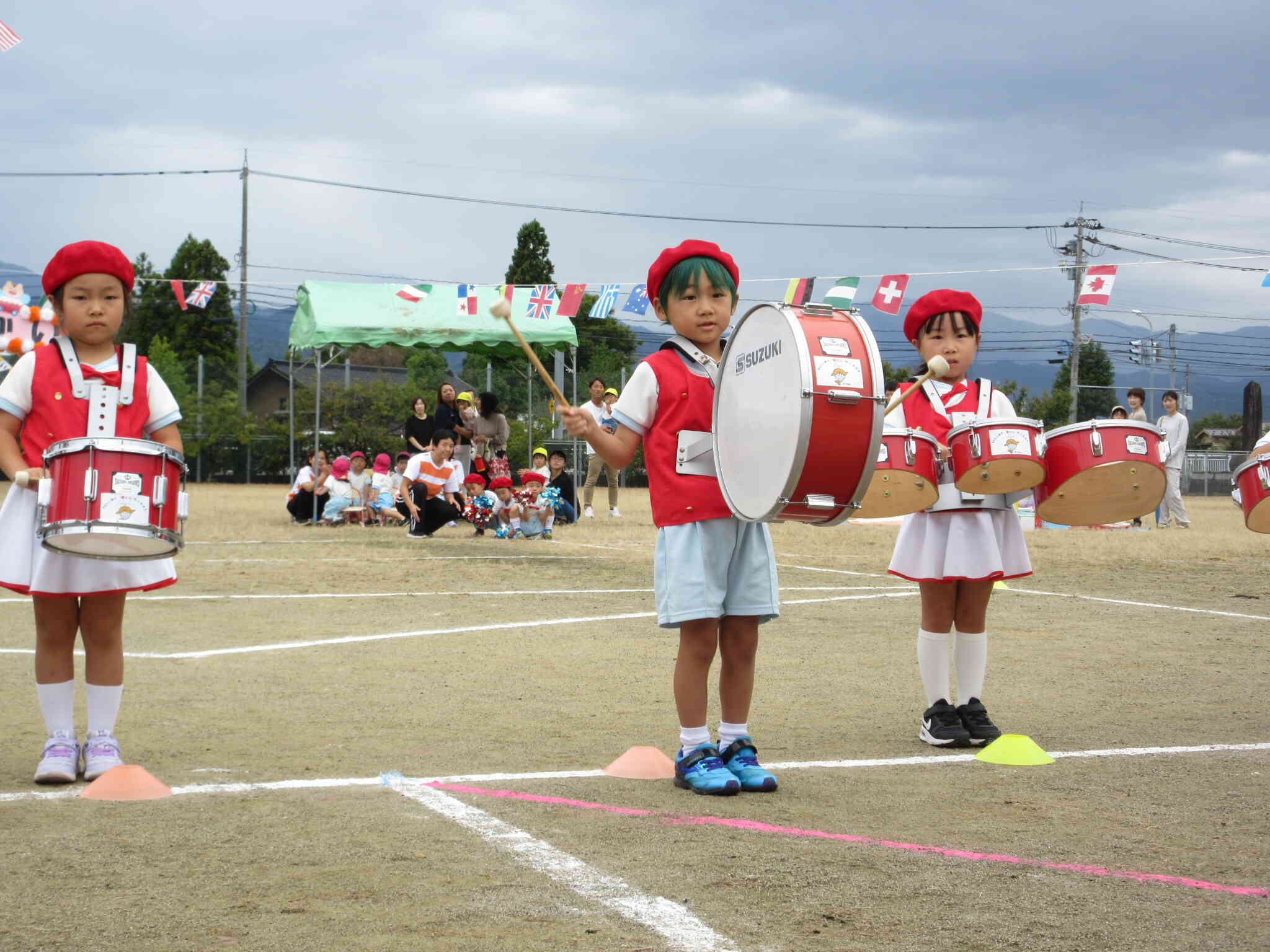 重たい太鼓をかついで力強い演奏を見せてくれた5歳児