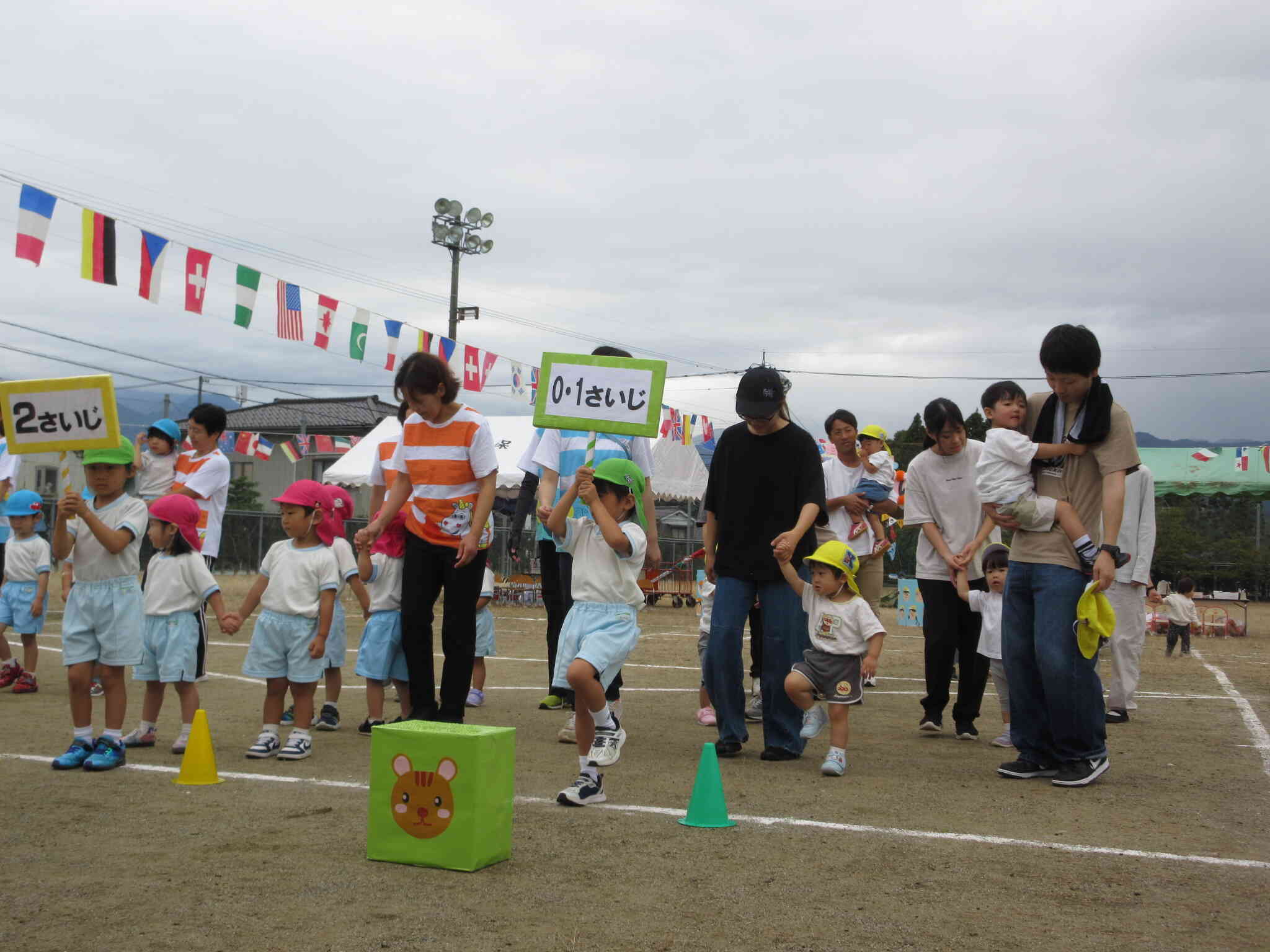 小さいお友達もお家の方と一緒に元気に入場