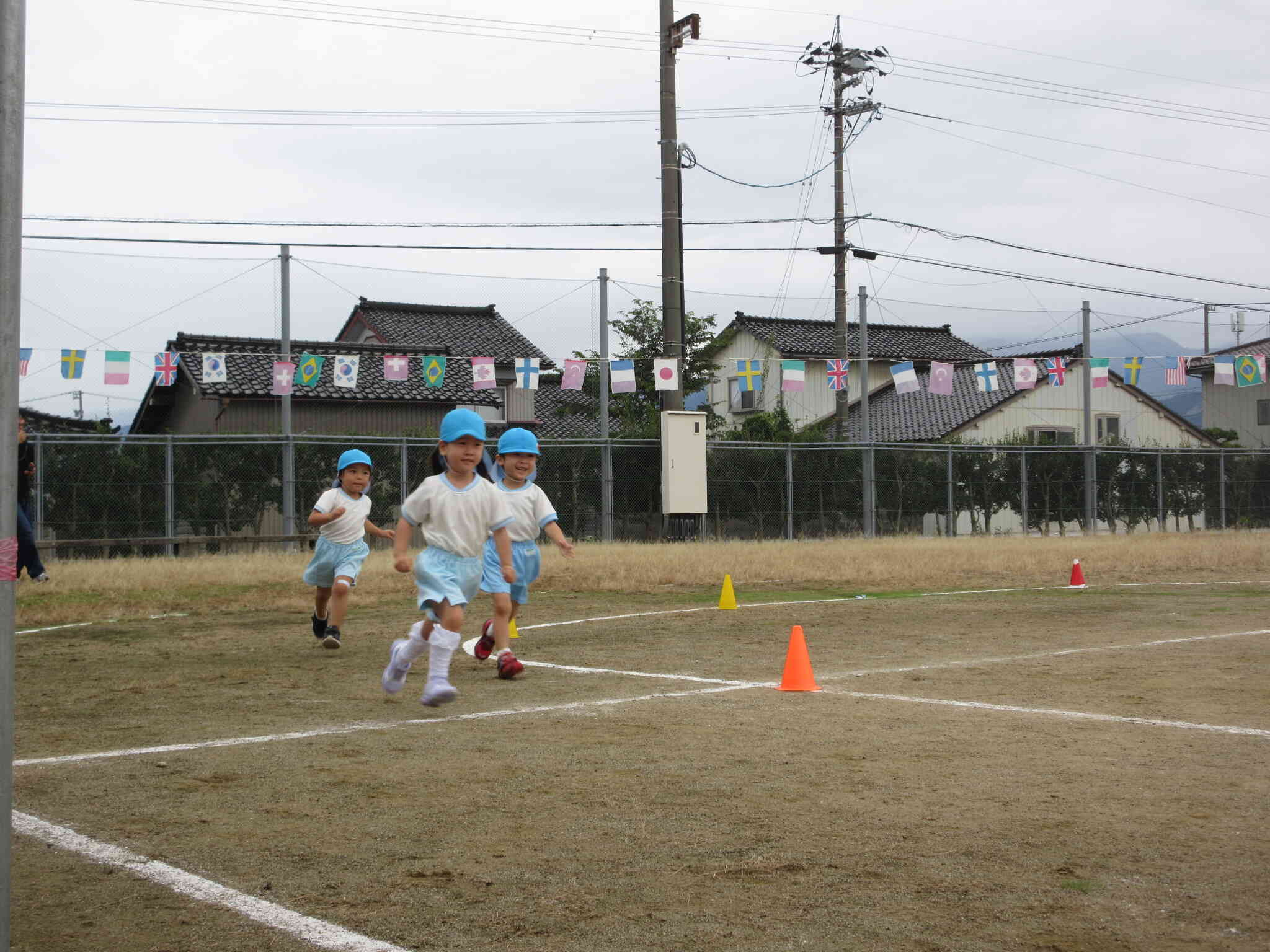 みんなで走ると楽しいね（３歳児）