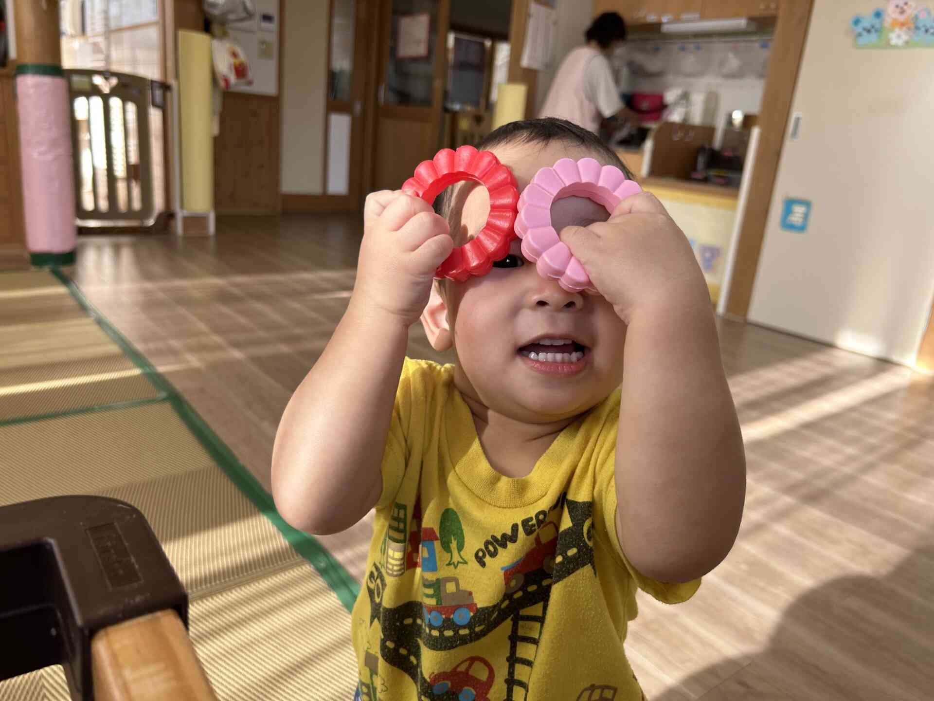 玩具を使って『とんぼのめがね』♪